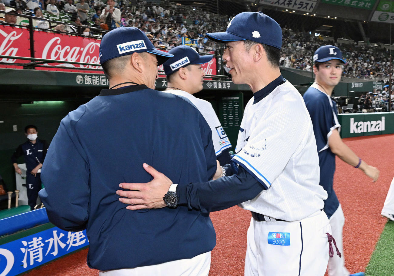 西武対阪神　試合後、勝利投手の西武宮川（左）は松井稼頭央監督からねぎらわれる（撮影・滝沢徹郎）