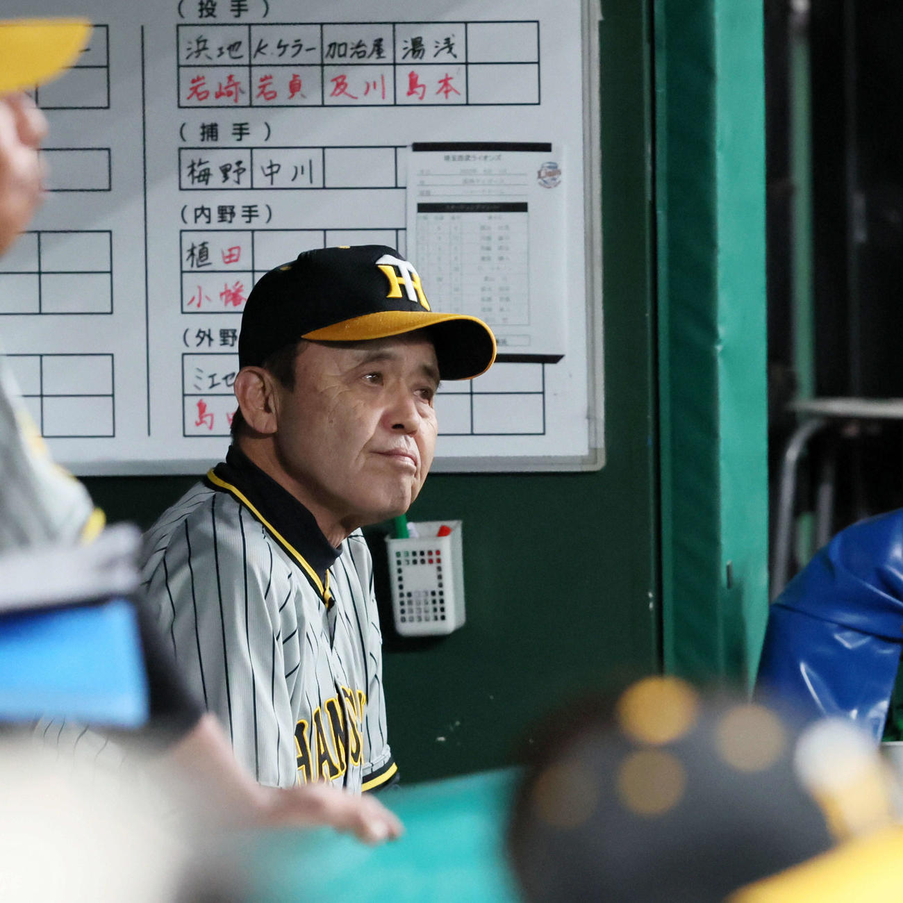西武対阪神　4回表、ベンチから試合展開を見守る岡田監督（撮影・加藤哉）