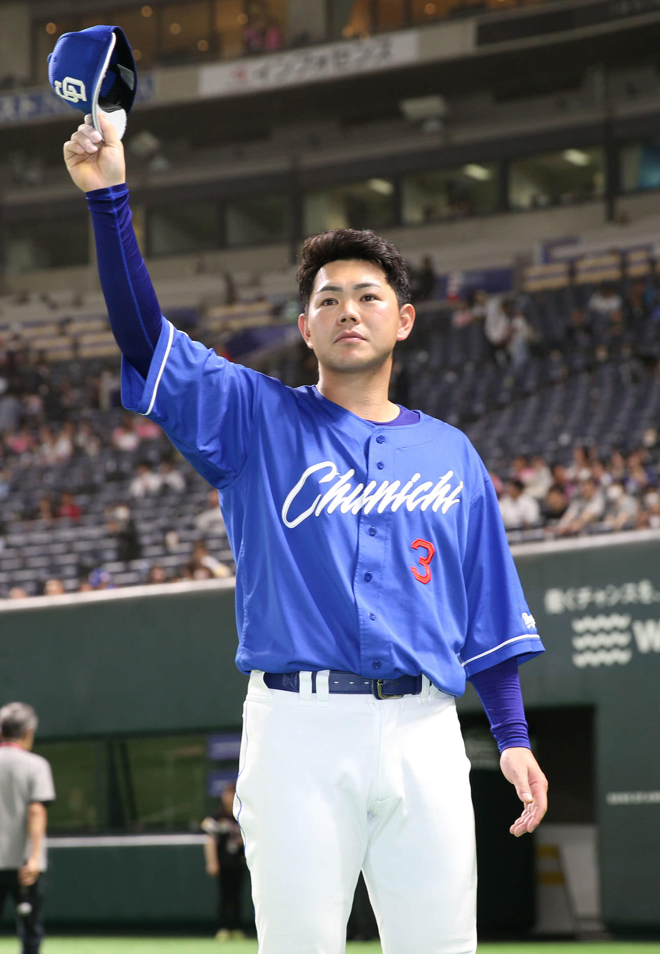 ヒーローになった高橋周はファンに挨拶をする（撮影・冨田成美）