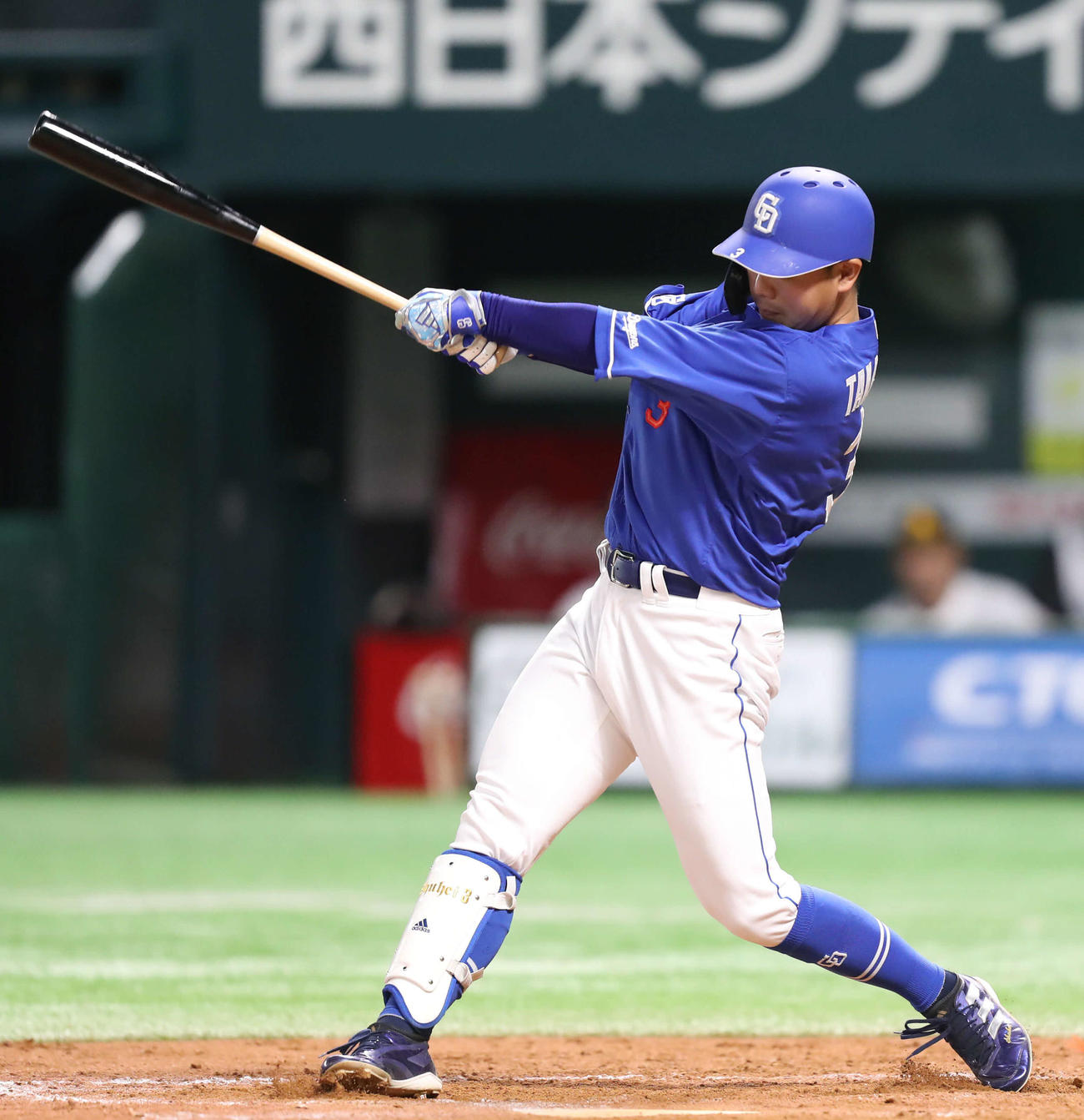 ソフトバンク対中日　8回表中日2死一塁、高橋周は左中間へ勝ち越しとなる適時二塁打を放つ（撮影・冨田成美）