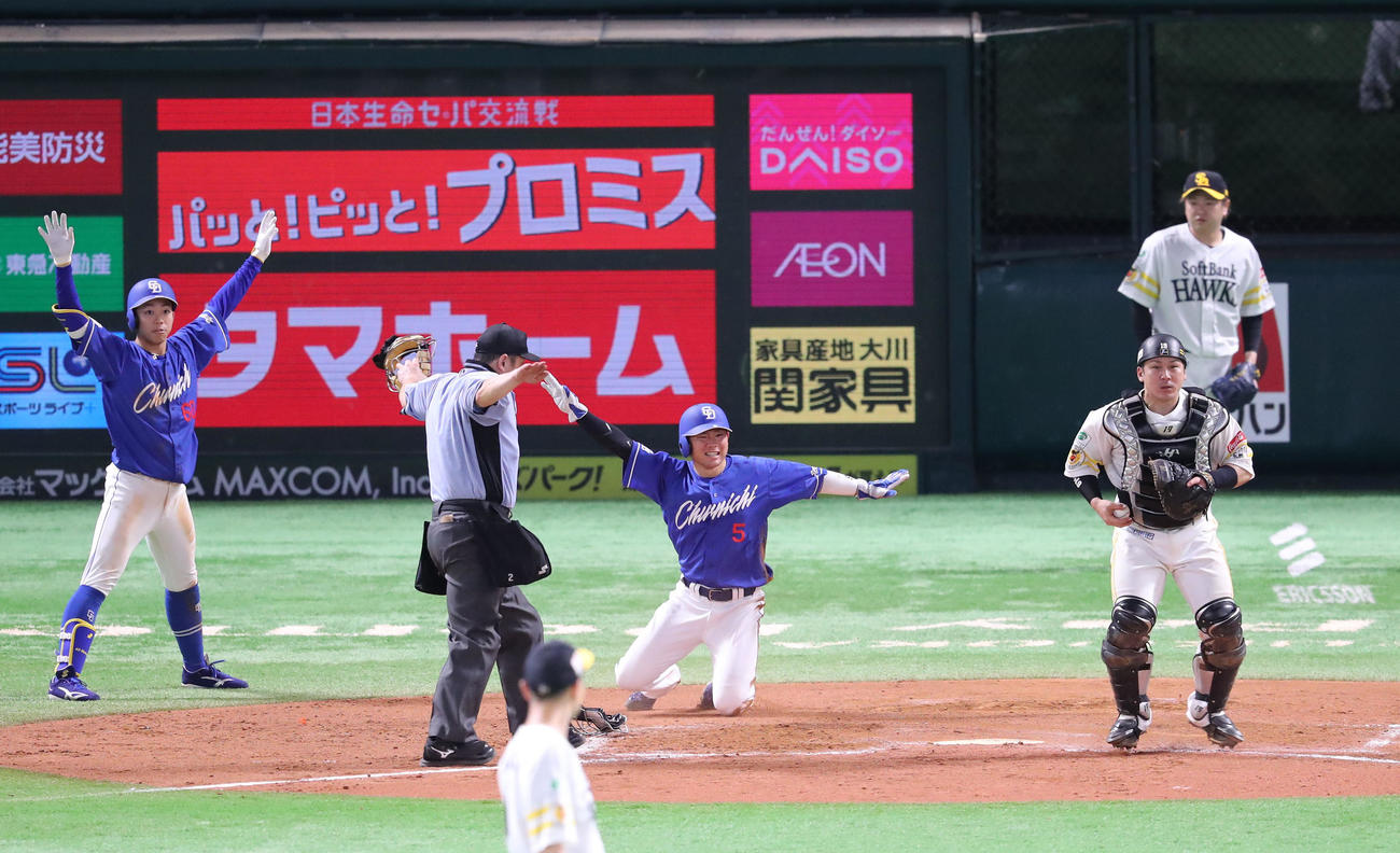 ソフトバンク対中日　8回表中日2死一塁、高橋周の中越え適時二塁打で生還する村松（撮影・梅根麻紀）