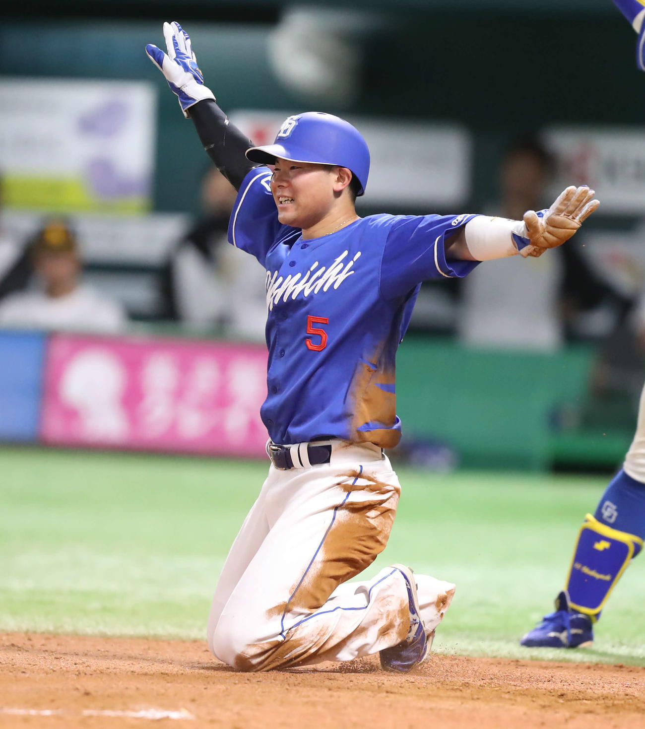 ソフトバンク対中日　8回表中日2死一塁、高橋周の適時二塁打により生還する村松（撮影・冨田成美）
