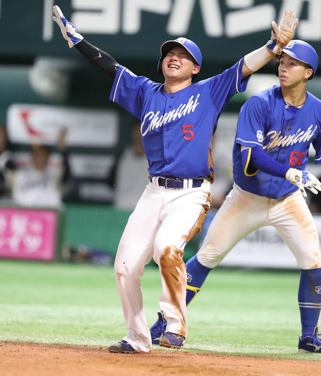 ソフトバンク対中日　8回表中日2死一塁、高橋周の適時二塁打により生還する村松(左)（撮影・冨田成美）