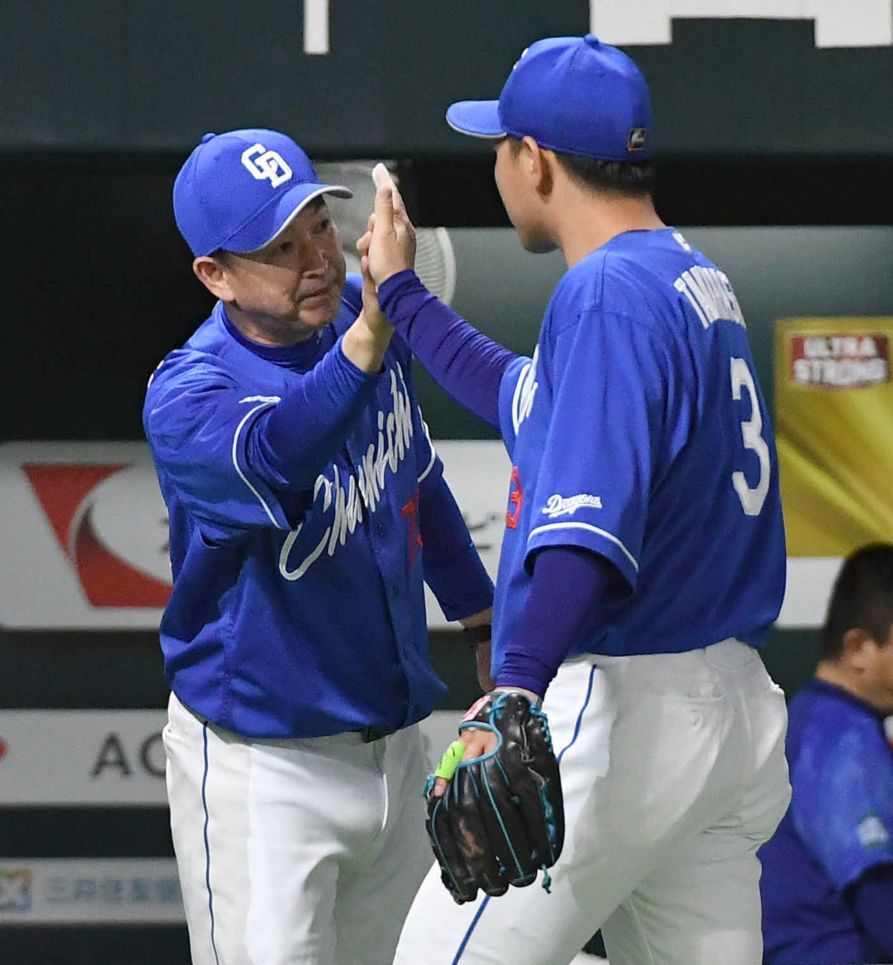 ソフトバンク対中日　ソフトバンクに連勝し、決勝打を放った高橋周（右）とタッチを交わす立浪監督（撮影・岩下翔太）