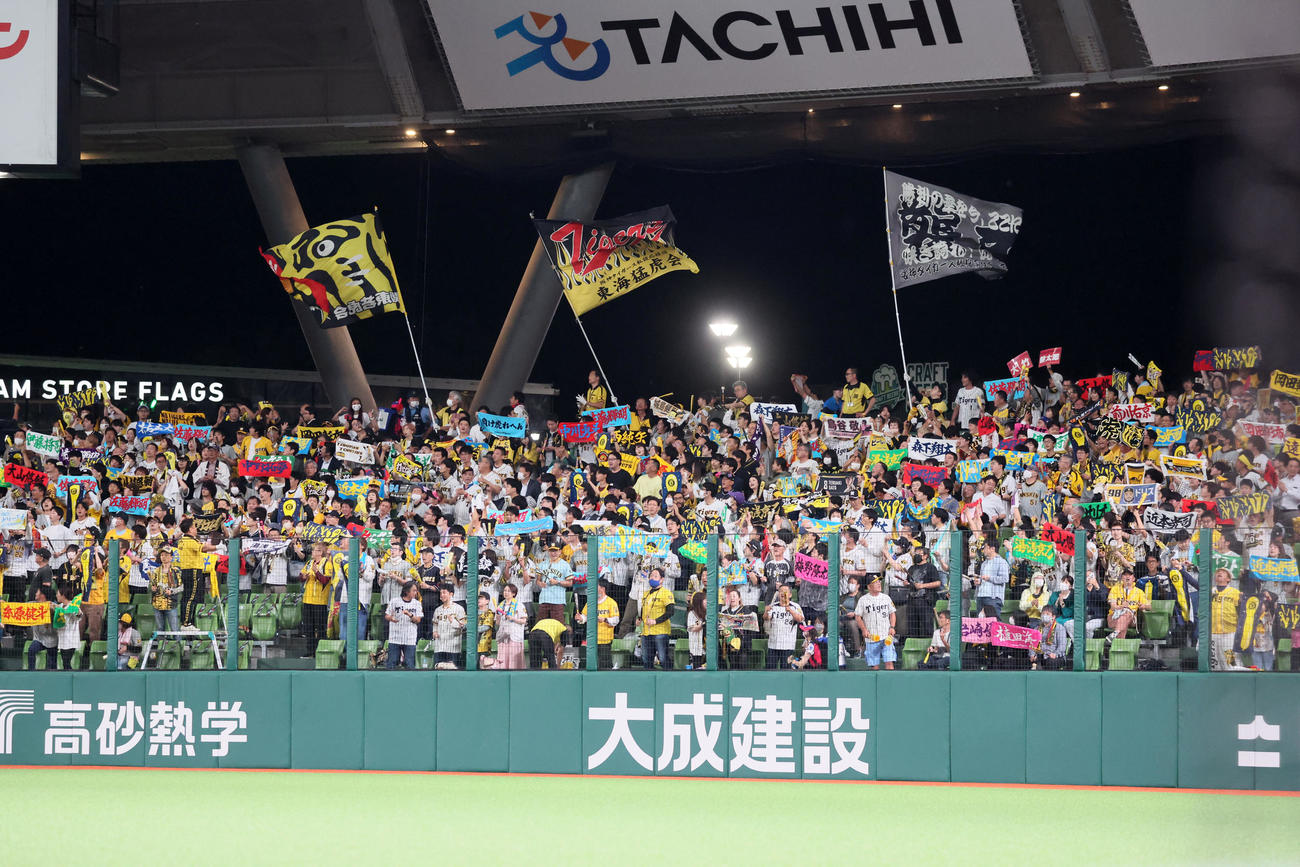 西武対阪神　7回表、声援を送る阪神ファン（撮影・加藤哉）
