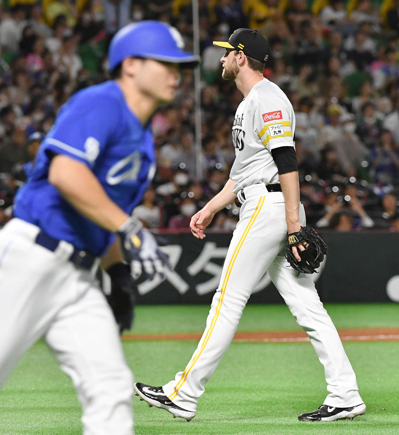 ソフトバンク対中日　5回表中日1死満塁、細川（左）に逆転の2点適時右二塁打を打たれたガンケル（撮影・岩下翔太）