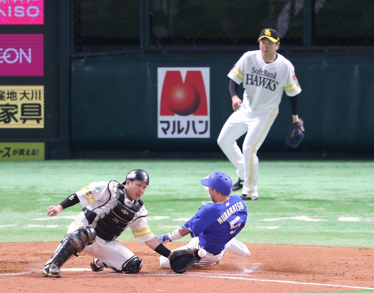 ソフトバンク対中日　8回表中日2死一塁、高橋周の中越え適時二塁打で生還する村松（撮影・梅根麻紀）