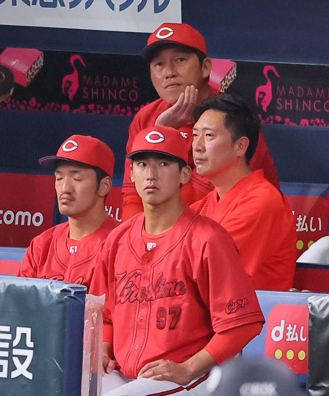 5回、新井監督（中央奥）はオリックスに逆転を許し浮かない表情を見せる（撮影・上田博志）