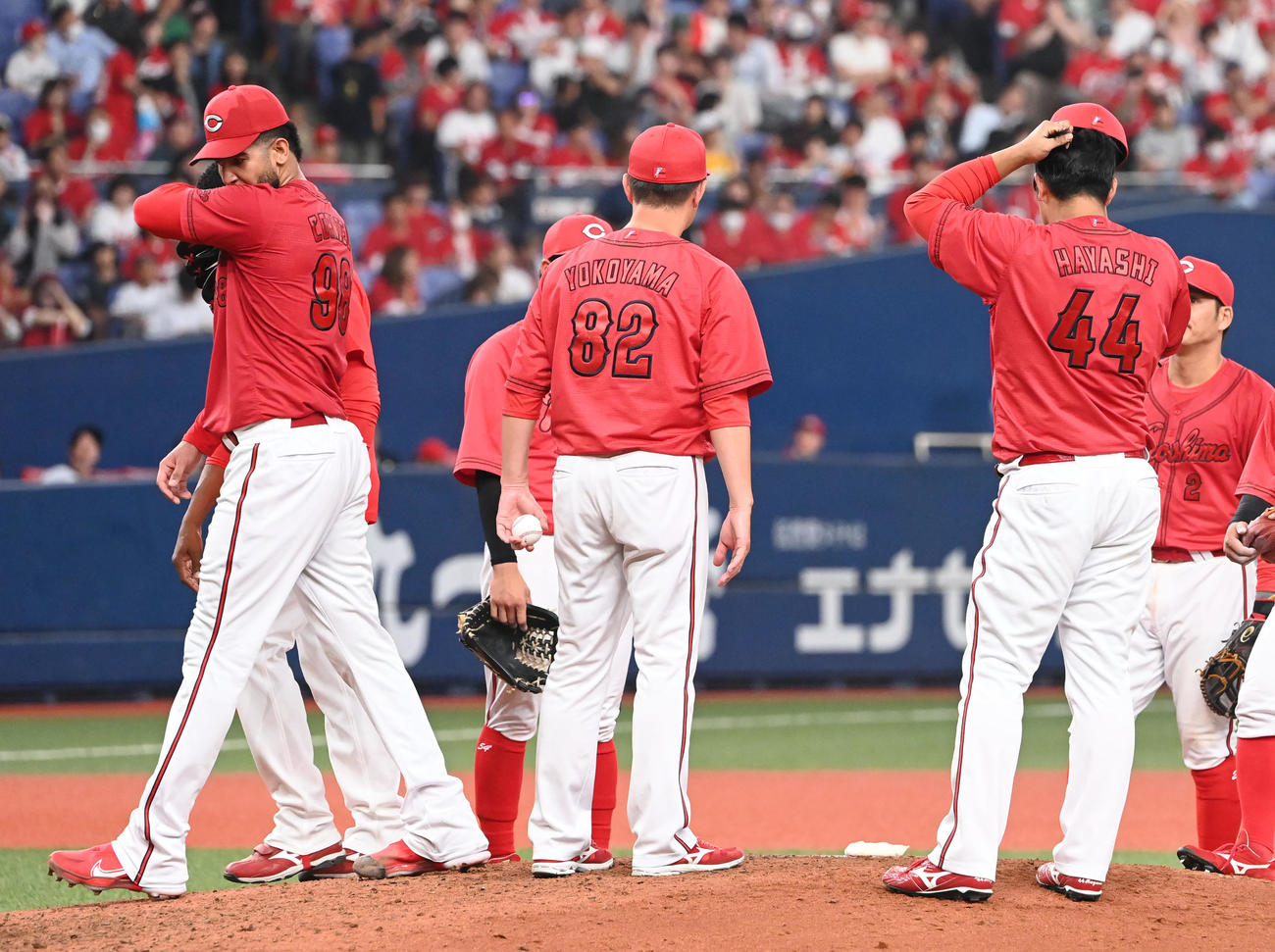 オリックス対広島　5回裏に逆転を許し降板する広島コルニエル（撮影・和賀正仁）