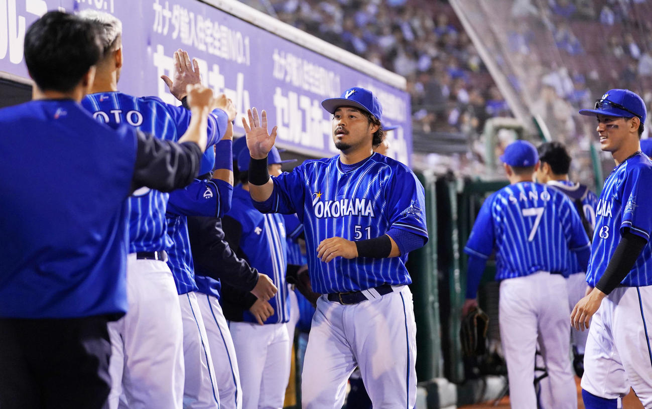 楽天対DeNA 1000試合出場を達成しナインとタッチを交わすDeNA宮崎（中央）（撮影・横山健太）