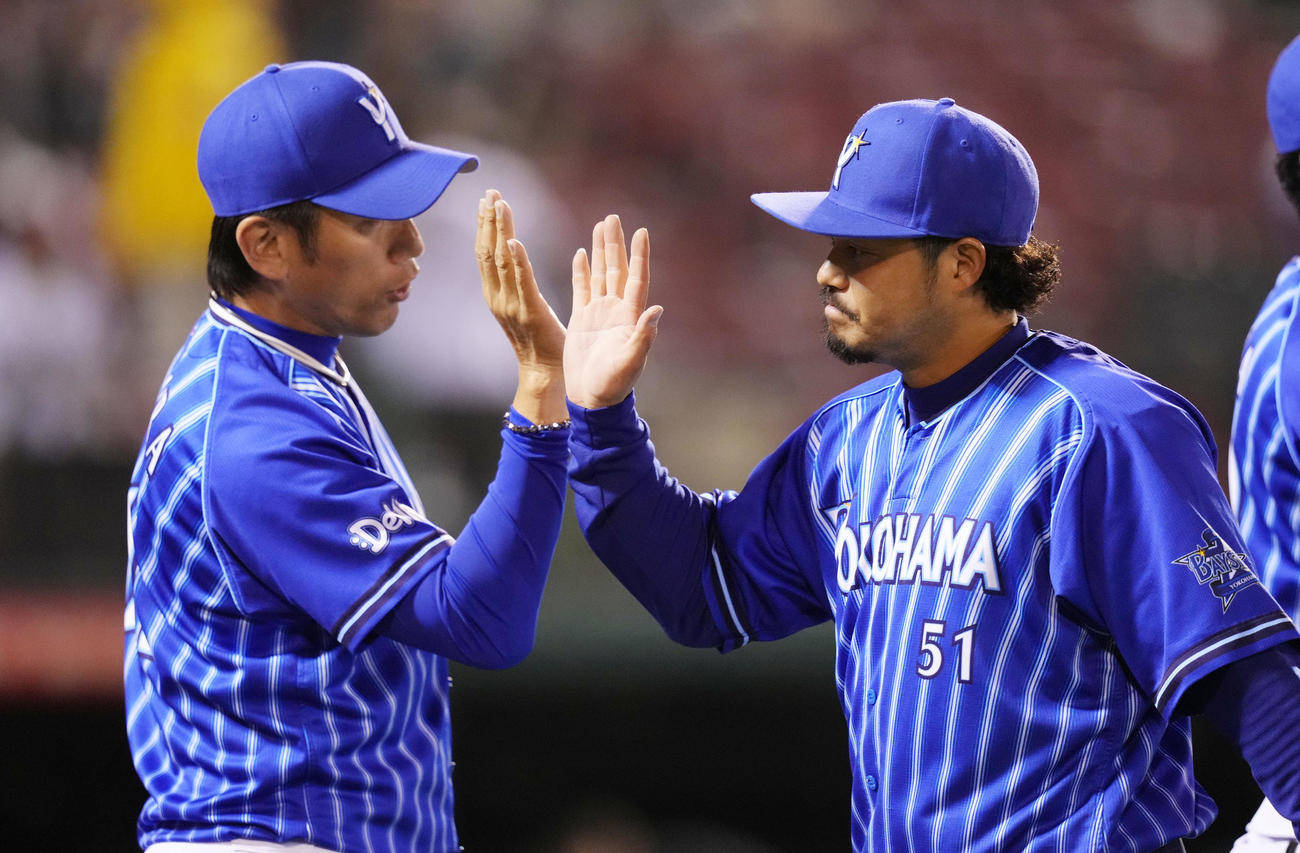楽天対DeNA　楽天に勝利しタッチを交わすDeNA三浦監督（左）と宮崎（撮影・横山健太）
