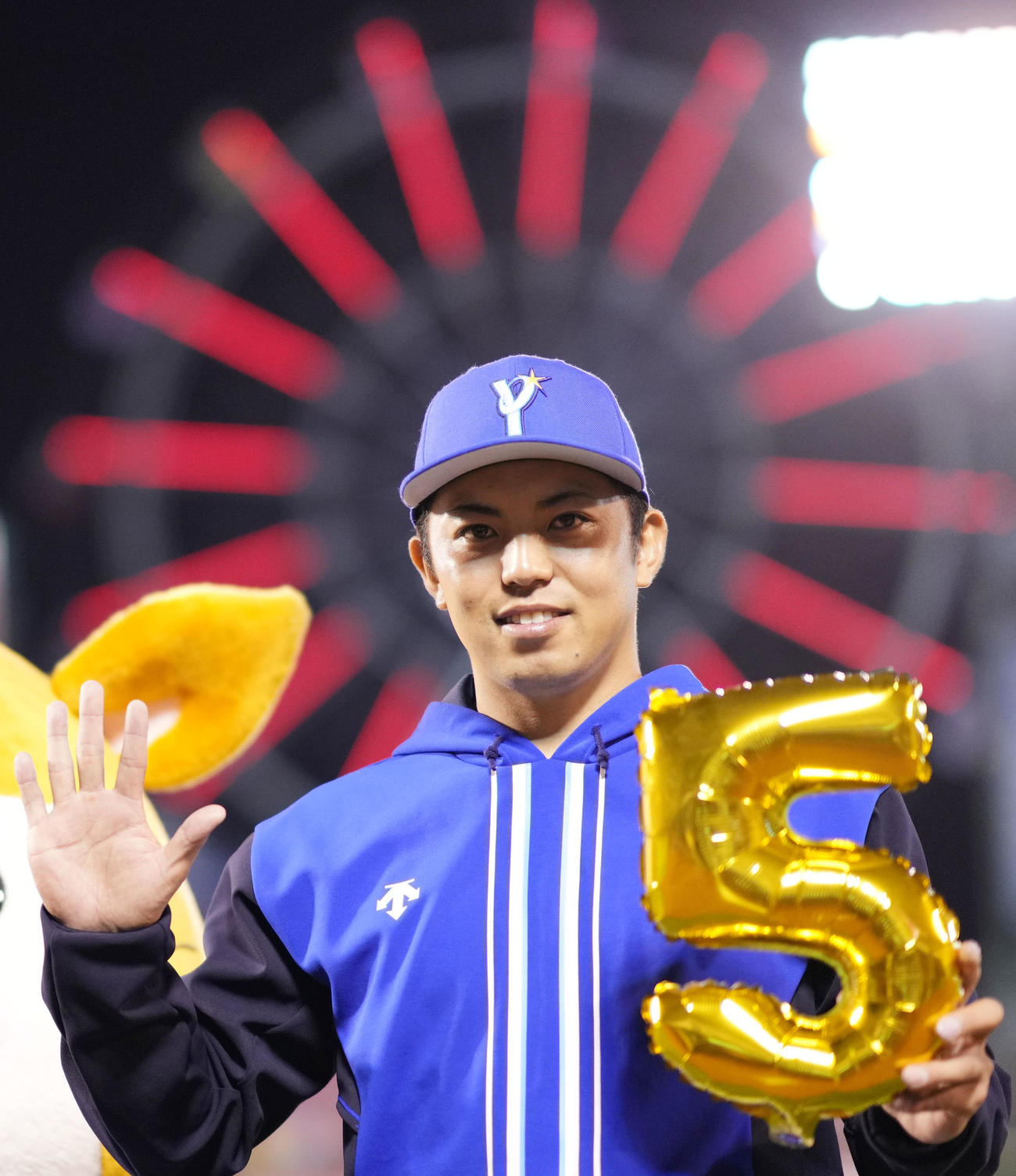 楽天対DeNA 5勝目を挙げ笑顔を見せるDeNA東（撮影・横山健太）