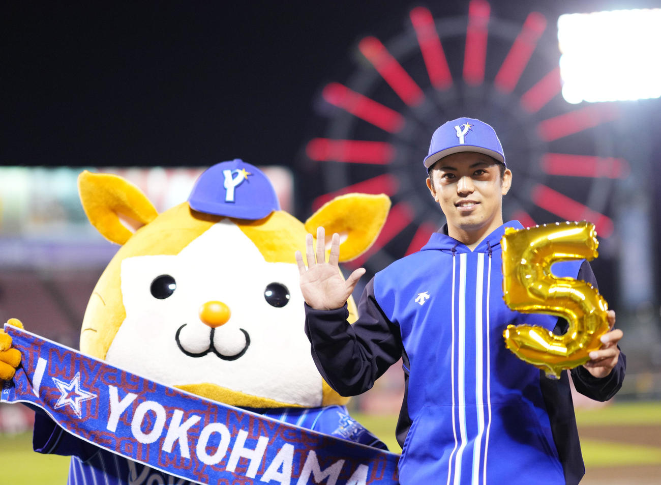 楽天対DeNA 5勝目を挙げ笑顔を見せるDeNA東（撮影・横山健太）
