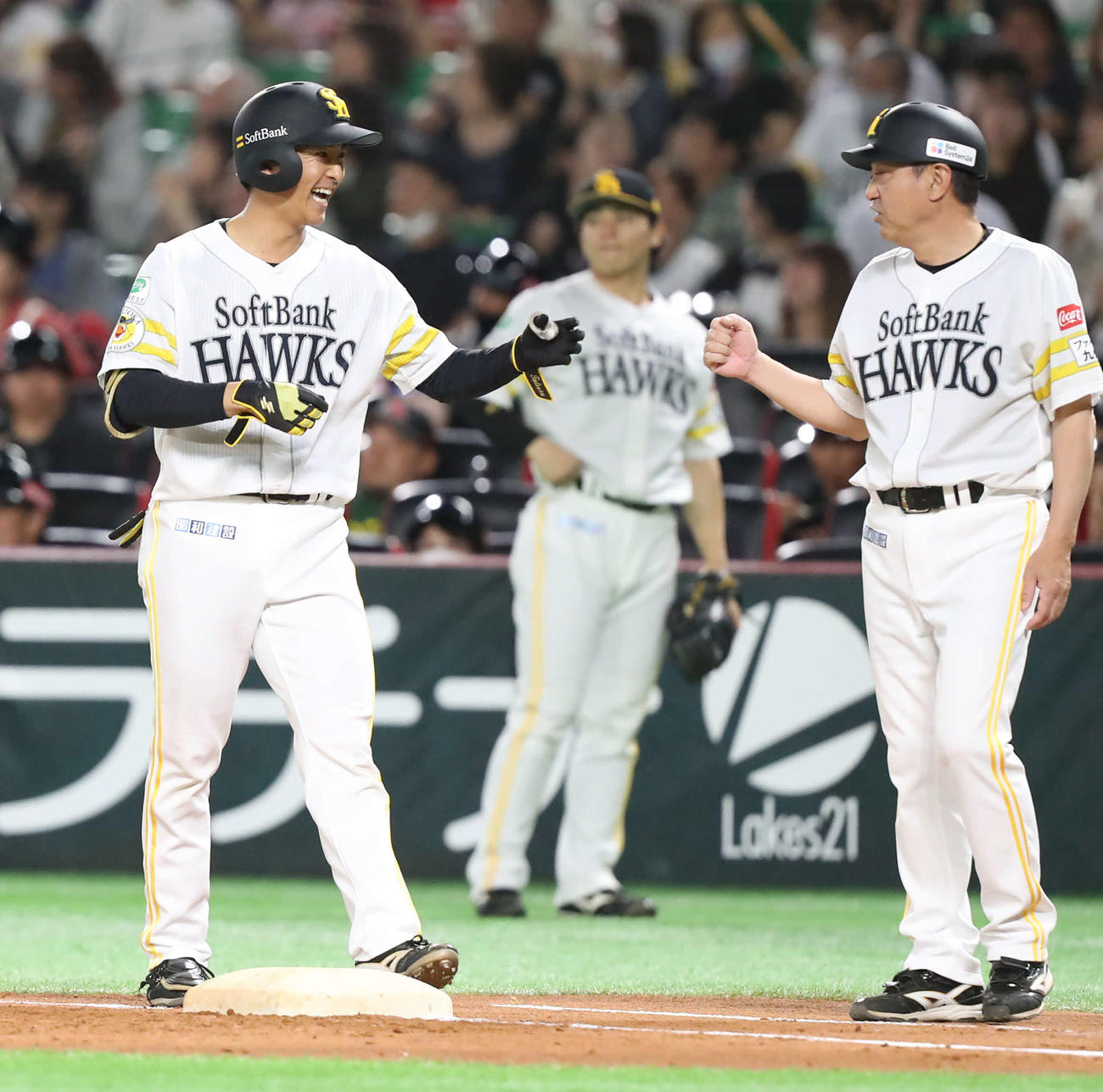 ソフトバンク対中日　3回裏ソフトバンク1死一、三塁、二塁適時内野安打を放ち笑顔を見せる柳町（左）（撮影・冨田成美）