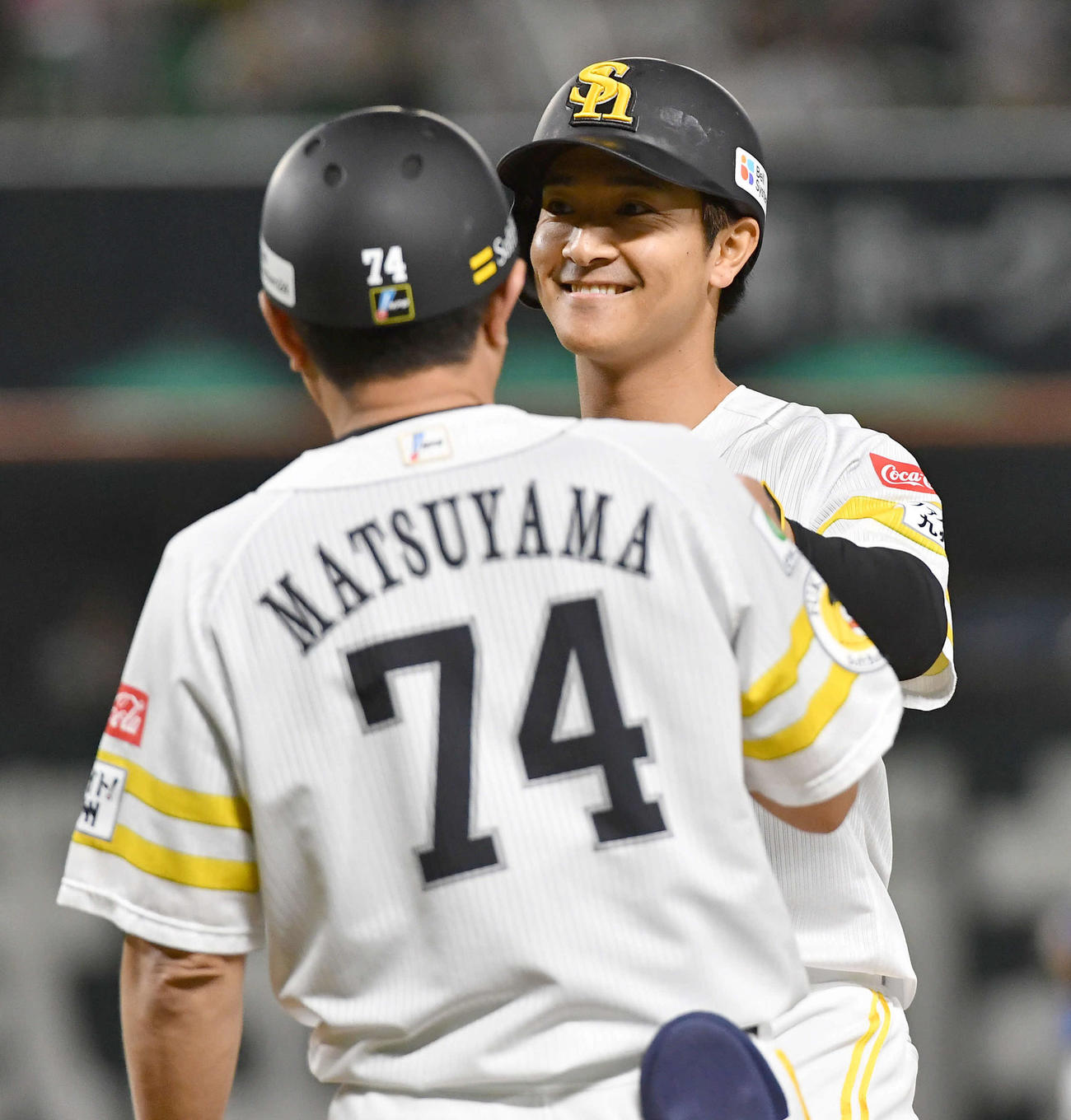 ソフトバンク対中日　1回裏ソフトバンク2死満塁、先制の左前2点適時打を放ち、松山コーチ（左）と笑顔でタッチを交わす柳町（撮影・岩下翔太）