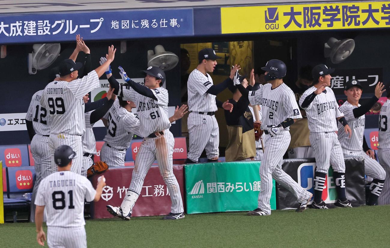 8回裏オリックス2死満塁、茶野（左から2人目）は右越えに満塁本塁打を放ちナインの出迎えを受ける（撮影・上田博志）