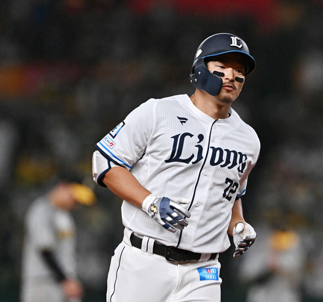 西武対阪神　5回裏西武1死一塁、川越は右越え2点本塁打を放ちダイヤモンドを1周する（撮影・滝沢徹郎）