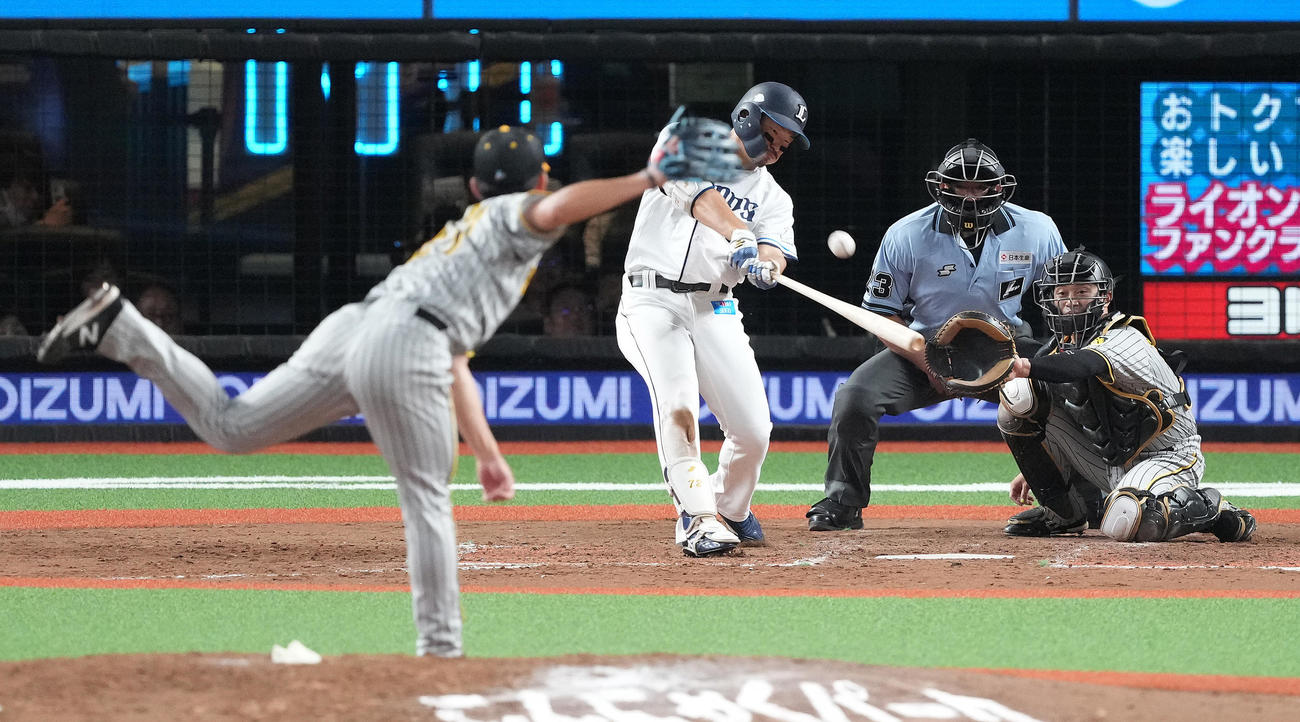 西武対阪神　5回裏西武1死一塁、右中間に2点本塁打を放つ川越。投手伊藤将（撮影・鈴木みどり）