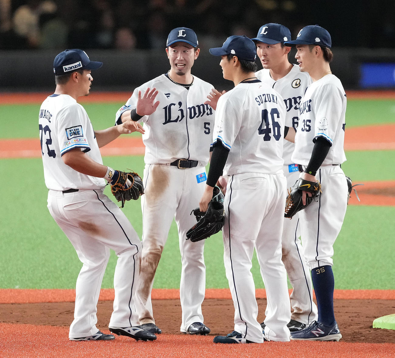 西武対阪神　9回表阪神2死一塁、近本の打球を捕球したはずの右翼手川越（左）は試合後、ウイニングボールを持たずにナインとタッチを交わす（撮影・鈴木みどり）