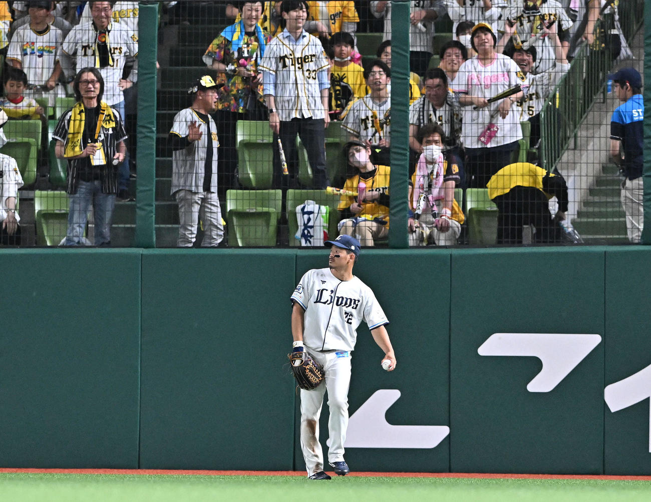 西武対阪神　9回表阪神2死一塁、近本の打球を捕球した右翼手川越は後ろの阪神ファンを気にする（撮影・滝沢徹郎）