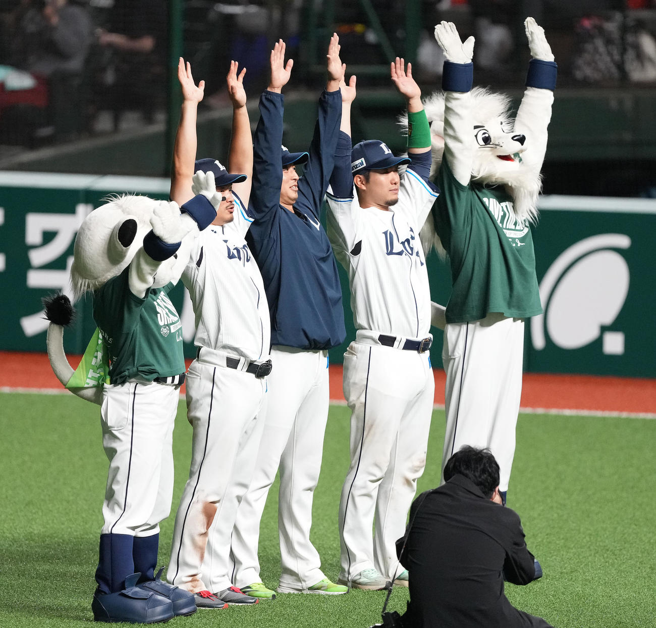 西武対阪神　阪神に連勝し、バンザイする西武の、左から川越、宮川、柘植（撮影・鈴木みどり）