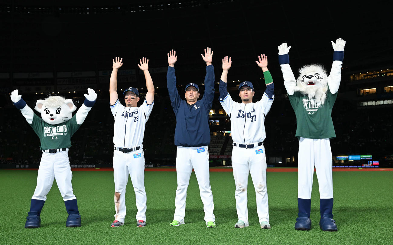 西武対阪神　試合後、ファンとともに勝利を祝う西武の、左から川越、宮川、柘植（撮影・滝沢徹郎）