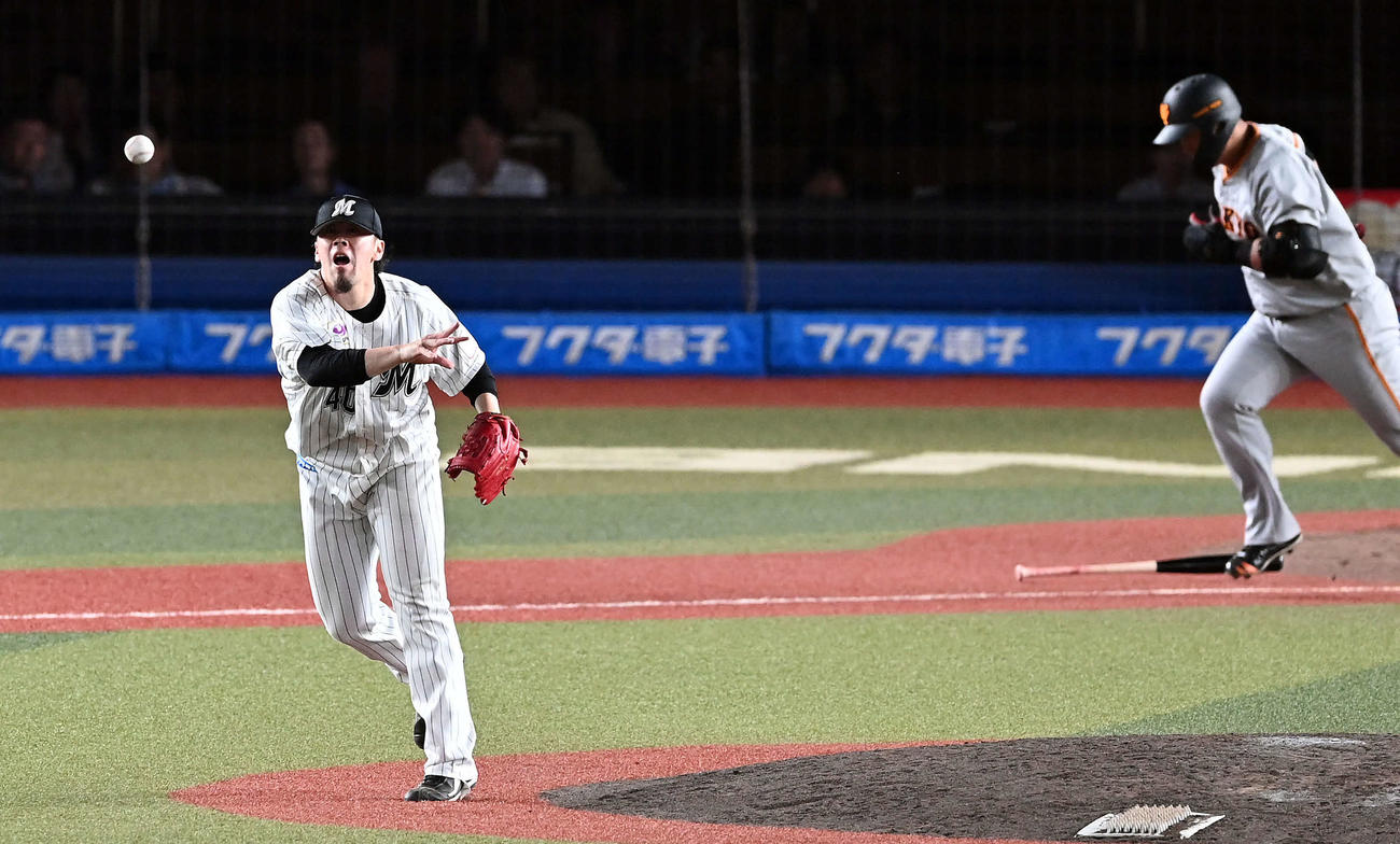 ロッテ対巨人　9回表巨人1死一、二塁、中田を併殺打に打ち取った西村（撮影・たえ見朱実）