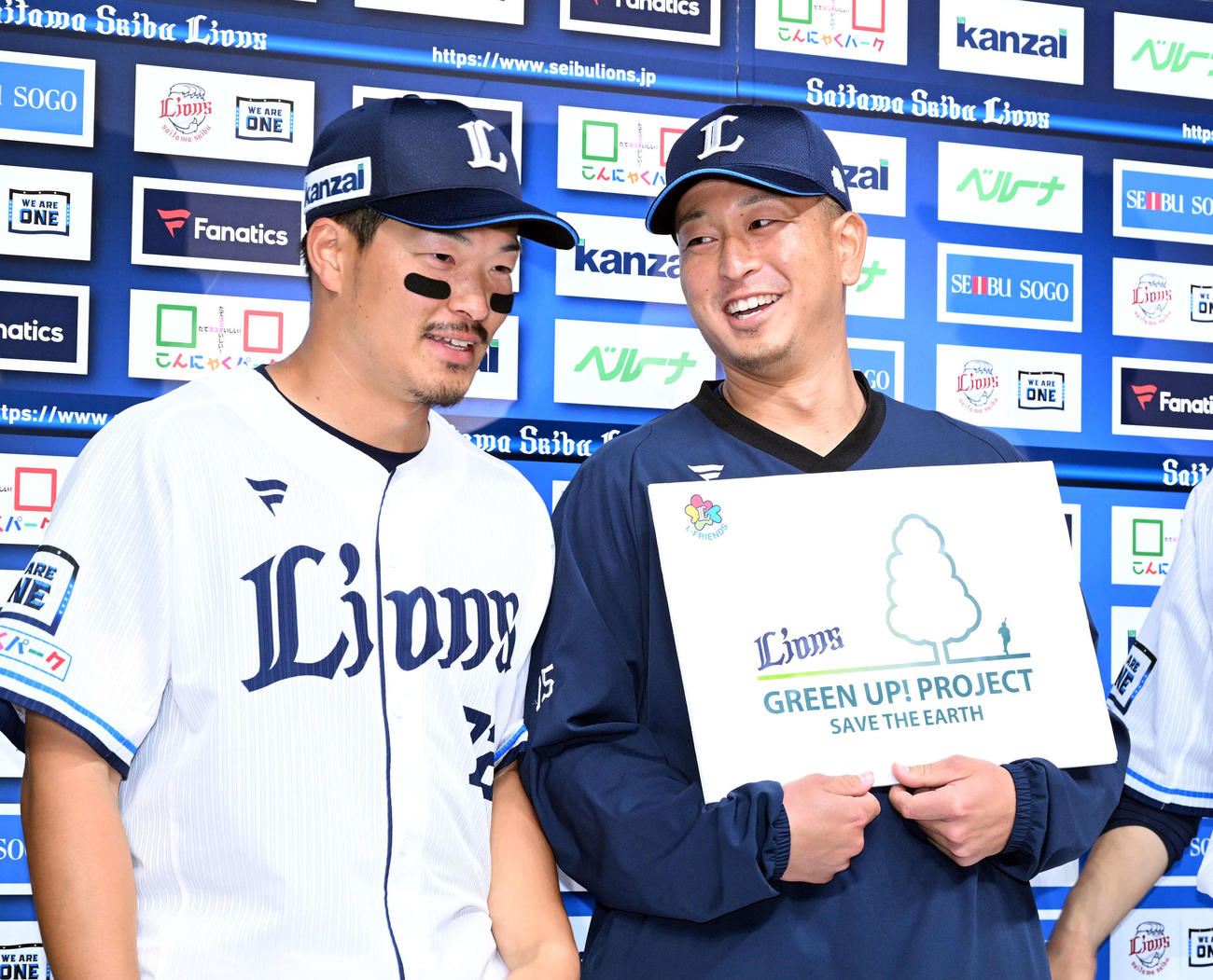 西武対阪神　ヒーローインタビューで勝利投手の西武宮川（右）は川越と話す（撮影・滝沢徹郎）