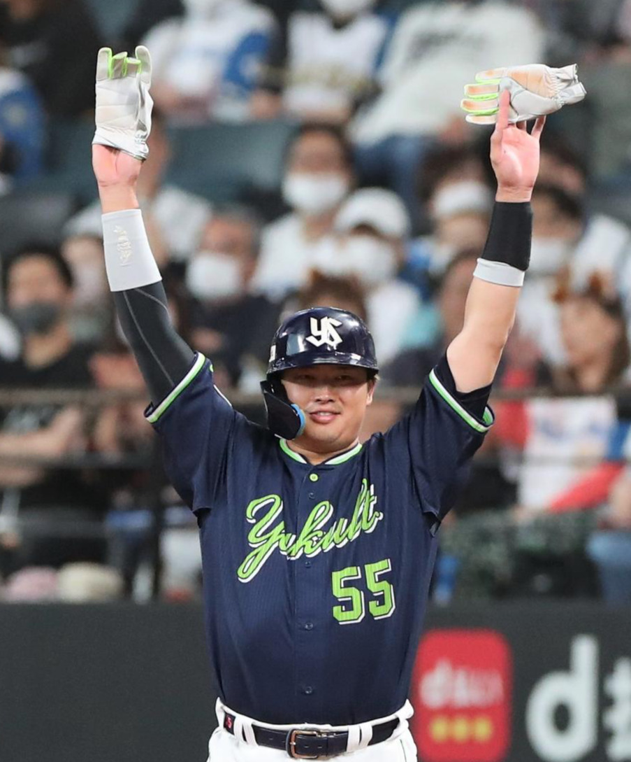 日本ハム対ヤクルト　1回表ヤクルト1死一、二塁、左前適時打を放ちポーズをとる村上（撮影・黒川智章）