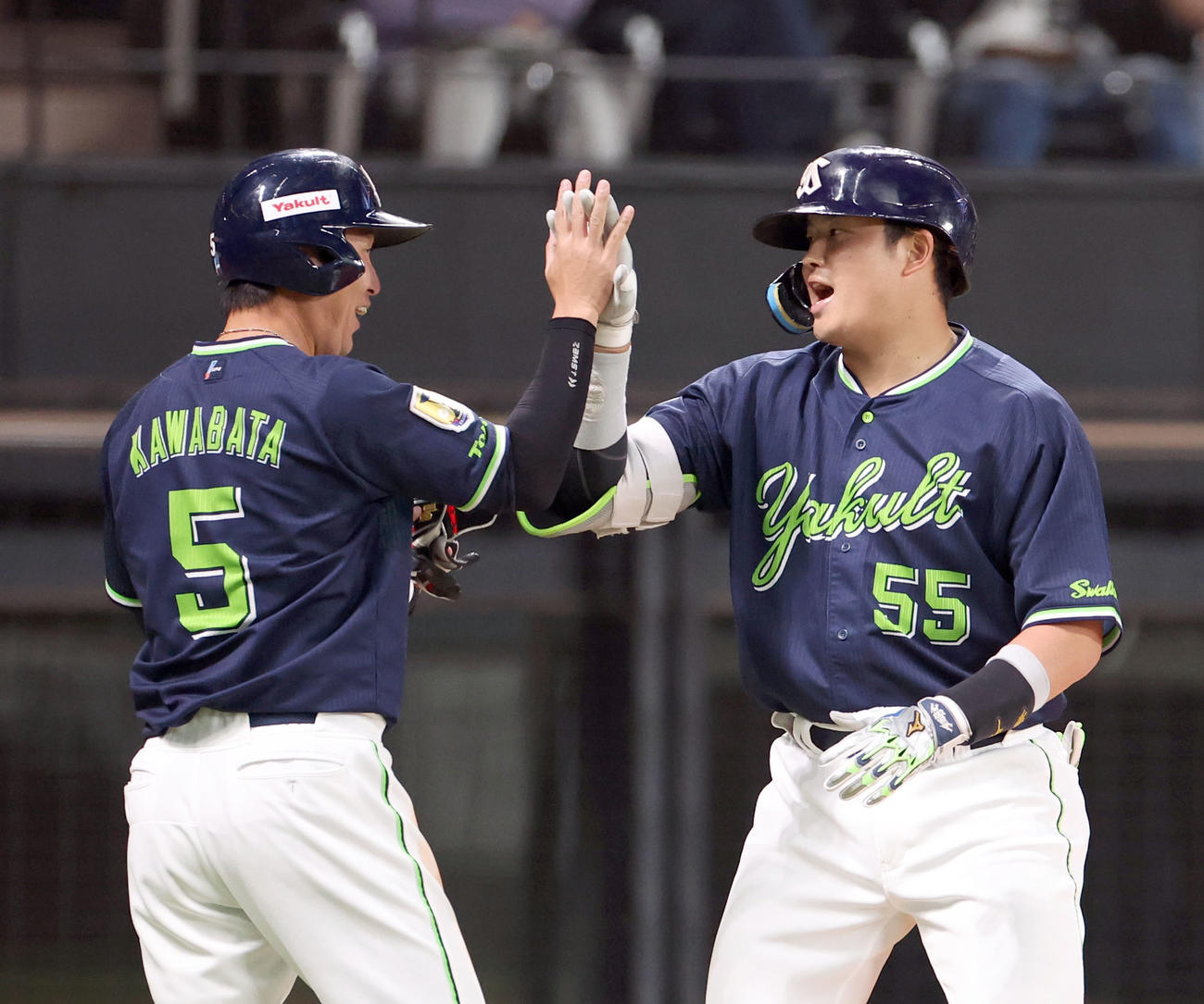 日本ハム対ヤクルト　3回表ヤクルト1死一塁、左越え2点本塁打を放ち川端（左）とハイタッチをする村上（撮影・佐藤翔太）