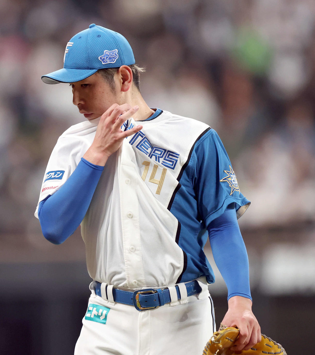 日本ハム対ヤクルト　3回表、追加点を許し汗を拭いながらベンチに戻る加藤貴（撮影・佐藤翔太）