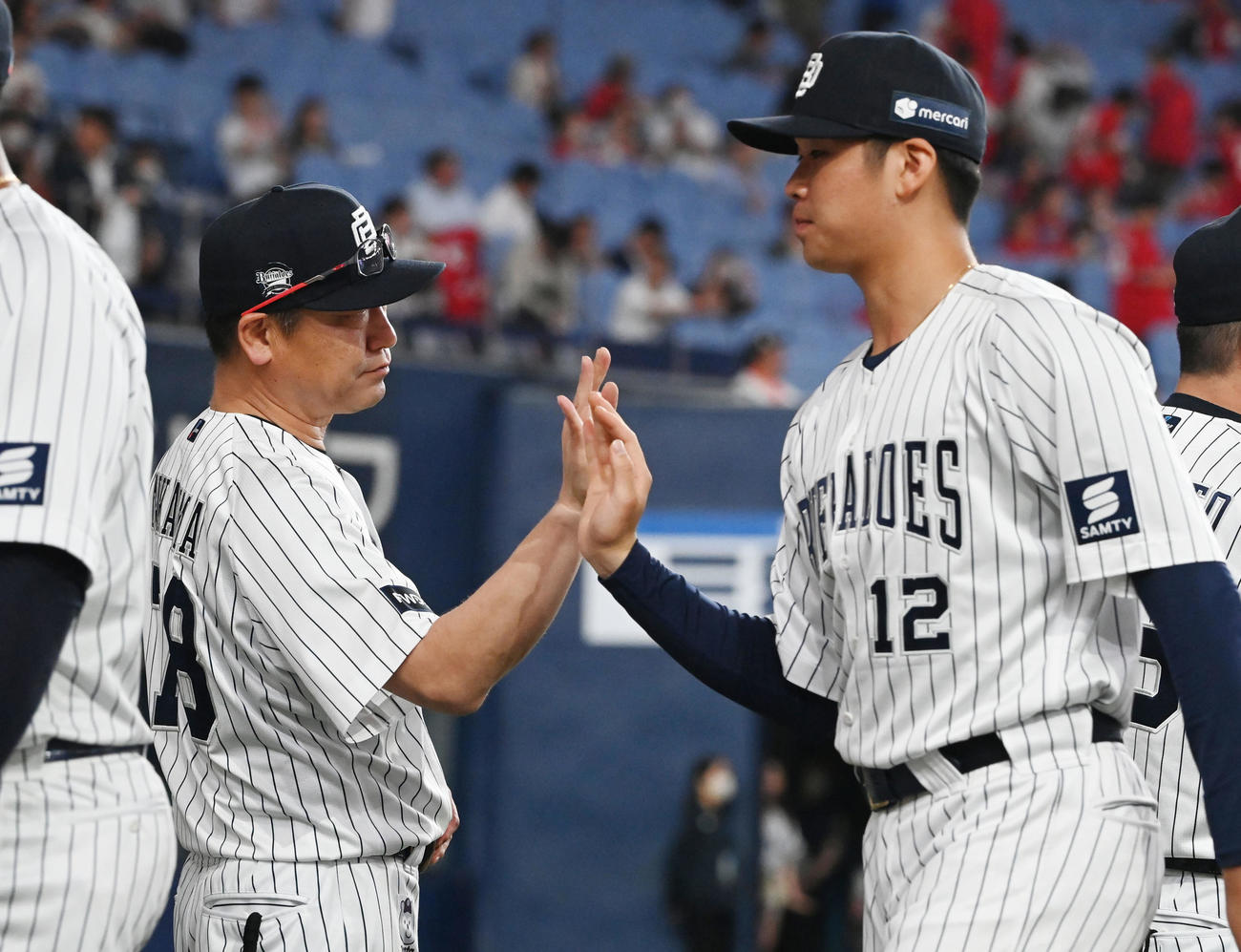 オリックス対広島　監督通算200勝を達成したオリックス中嶋監督は山下とグータッチ（撮影・和賀正仁）