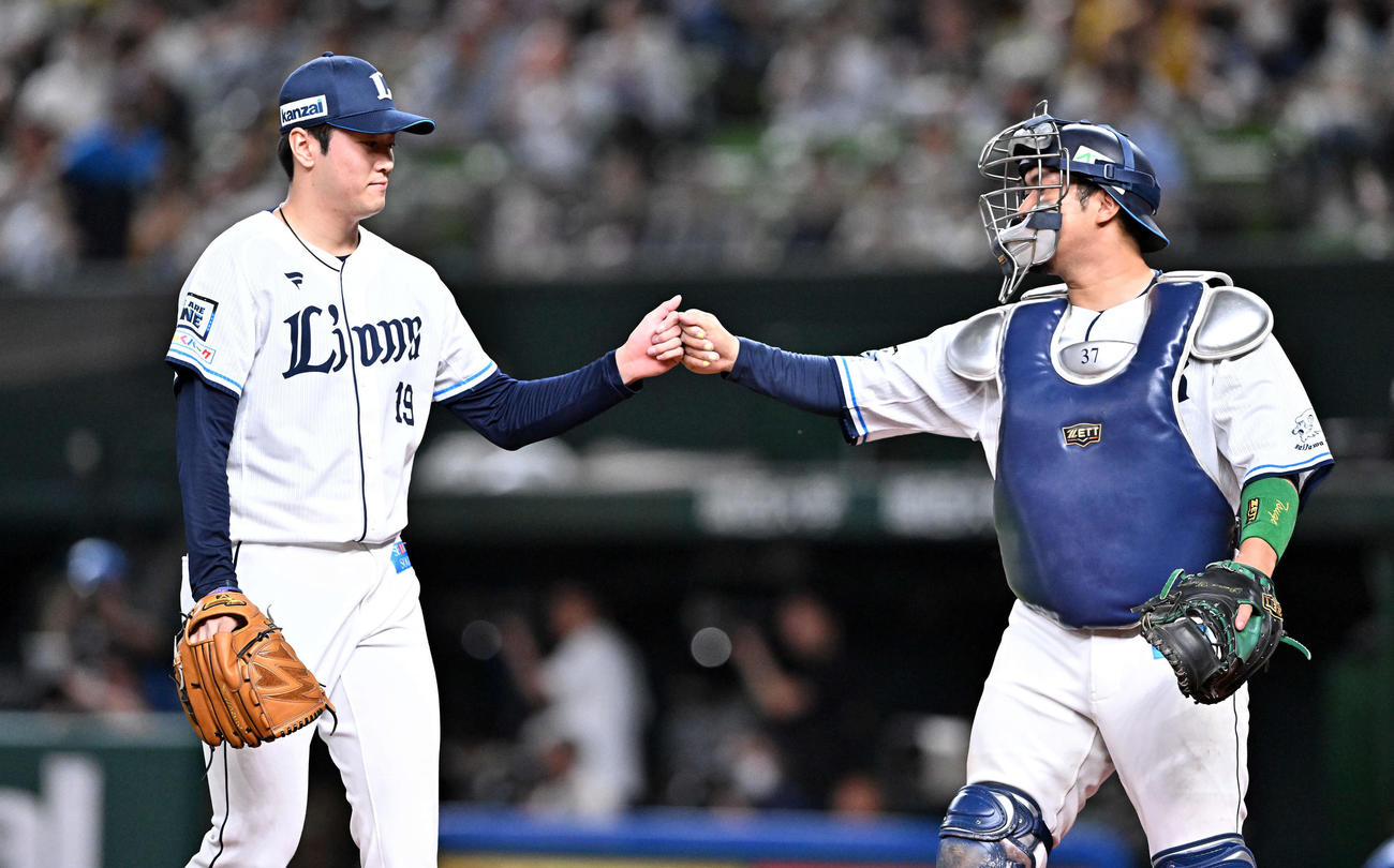 西武対阪神　8回表を投げ終えた西武4番手の佐藤隼（左）は捕手柘植とタッチをかわす（撮影・滝沢徹郎）