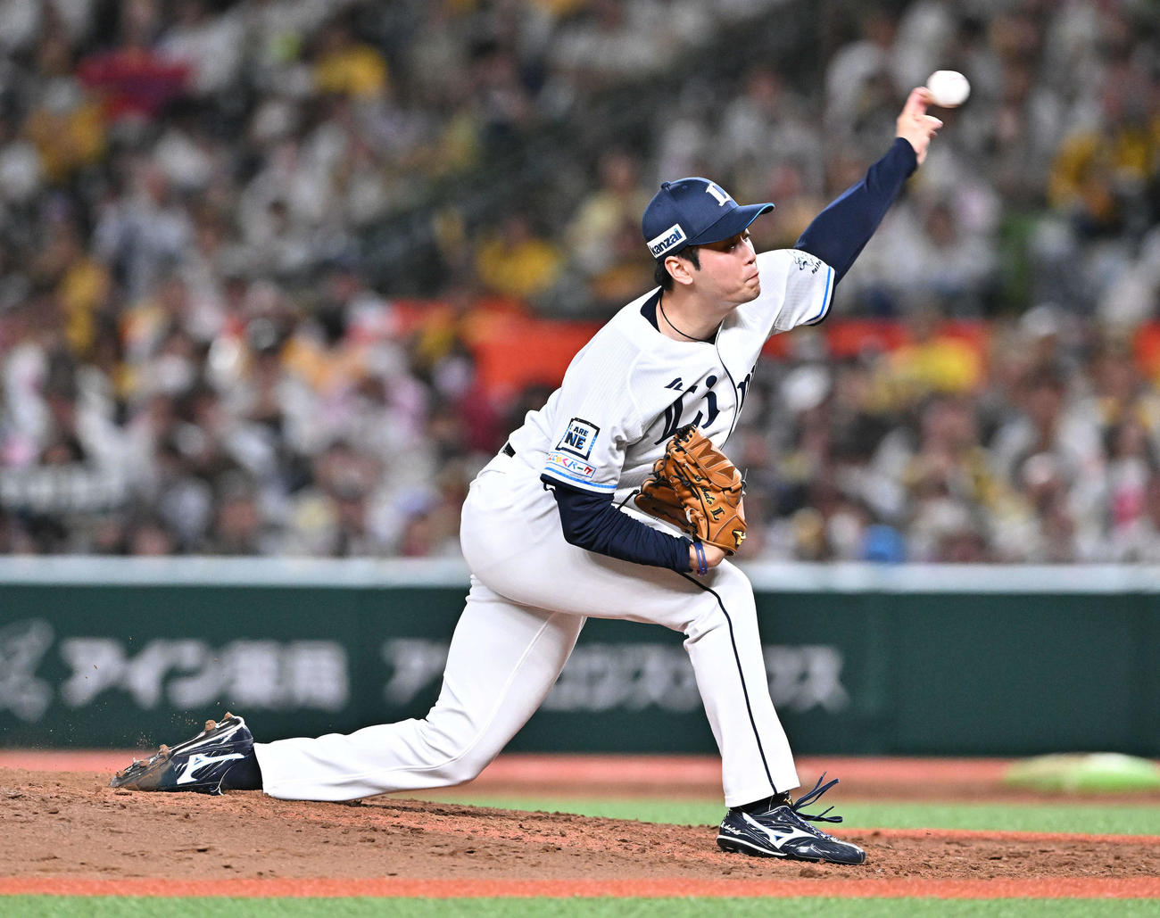西武対阪神　西武4番手で投球する佐藤隼（撮影・滝沢徹郎）
