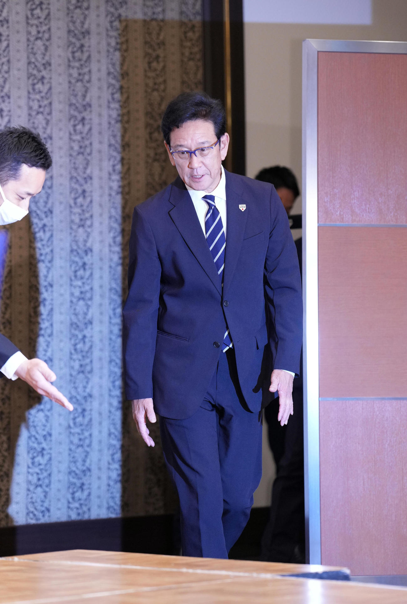 退任会見で登壇する侍ジャパンの栗山監督（撮影・狩俣裕三）