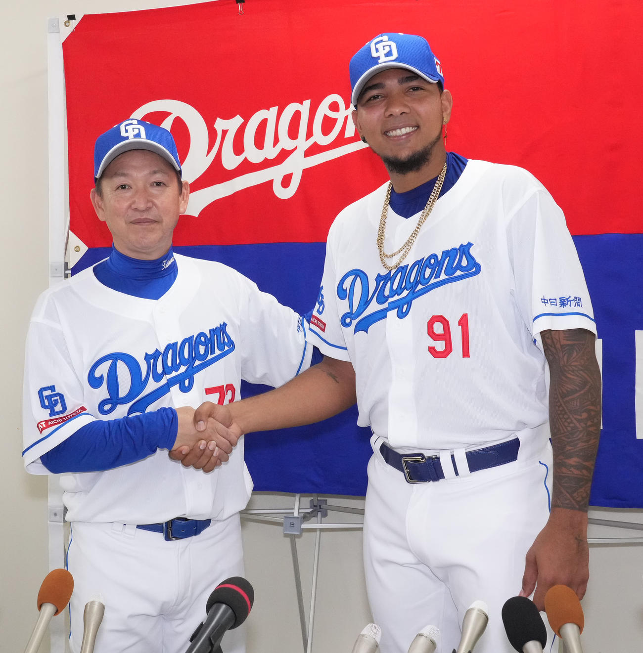 中日対オリックス　試合前入団会見を行いポーズを決めるメヒア（右）左は立浪監督（撮影・森本幸一）