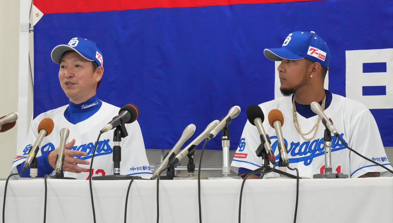 中日対オリックス　試合前入団会見を行うメヒア（右）左は立浪監督（撮影・森本幸一）
