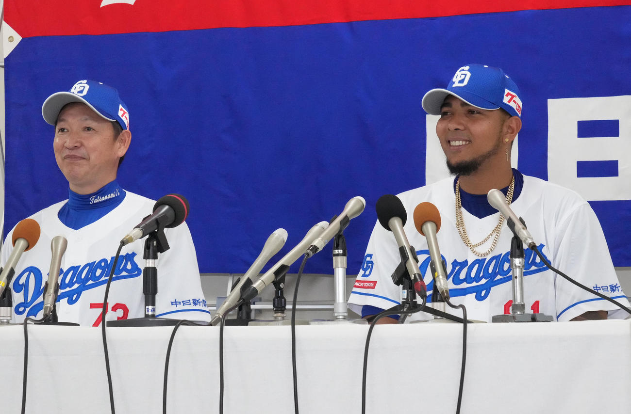 中日対オリックス　試合前入団会見を行うメヒア（右）左は立浪監督（撮影・森本幸一）