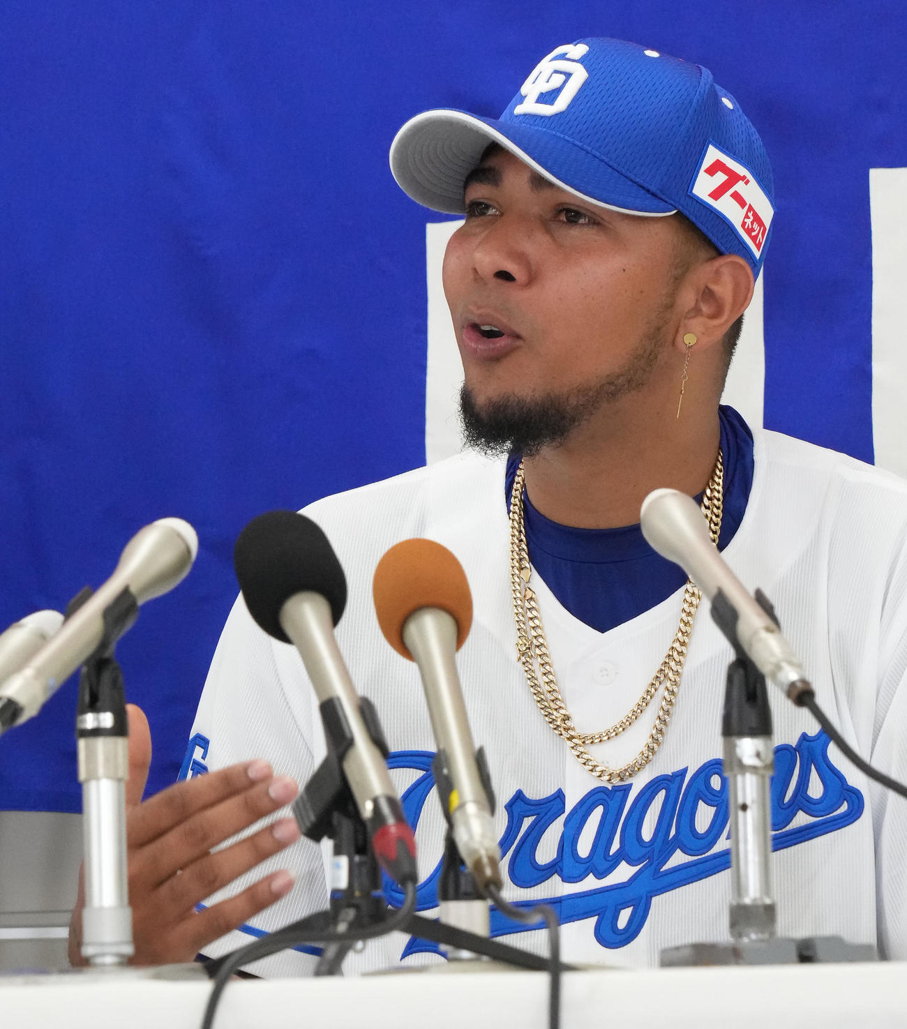 中日対オリックス　試合前入団会見を行うメヒア（撮影・森本幸一）
