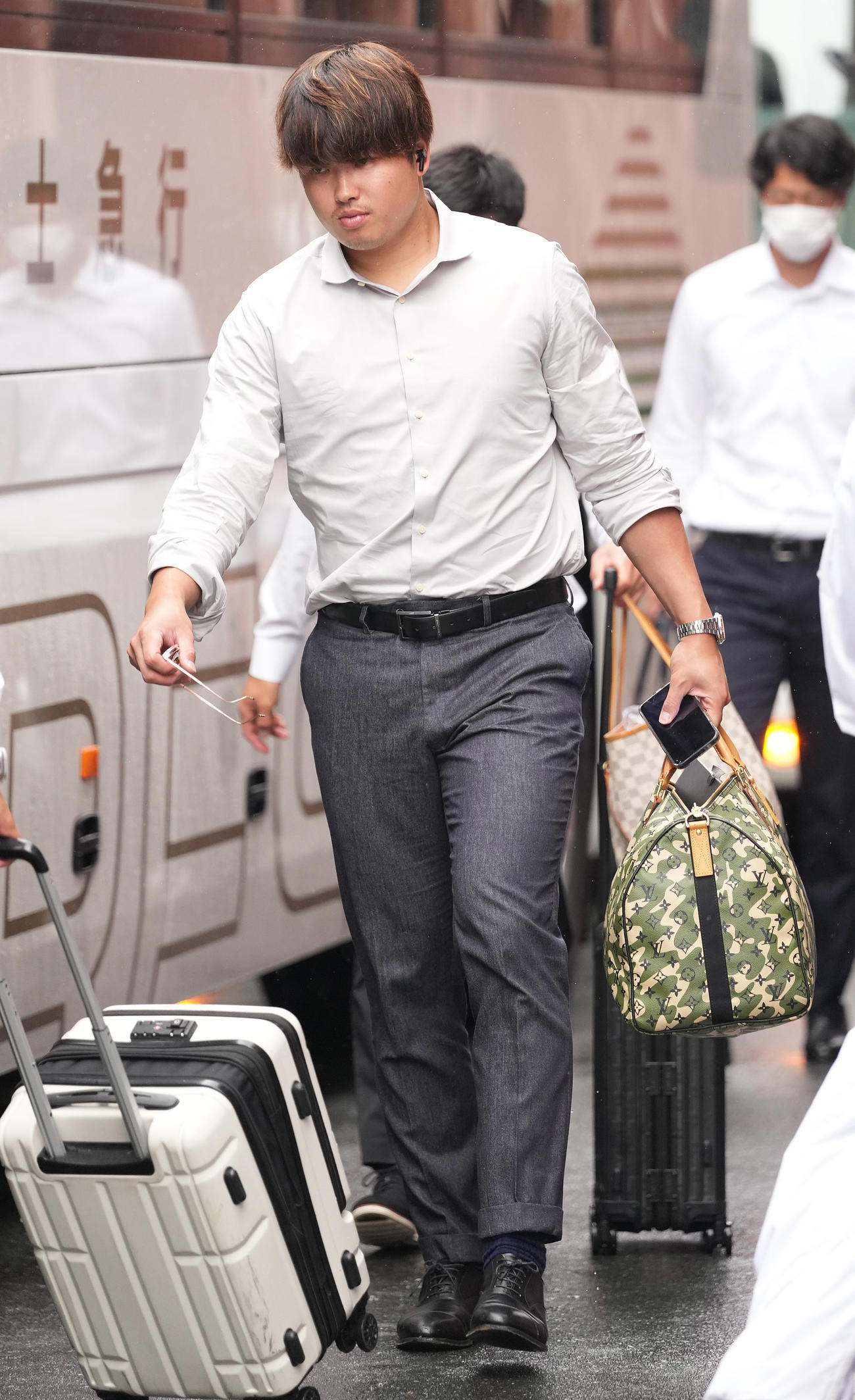 帰京し神宮球場に到着したヤクルト村上（撮影・鈴木みどり）
