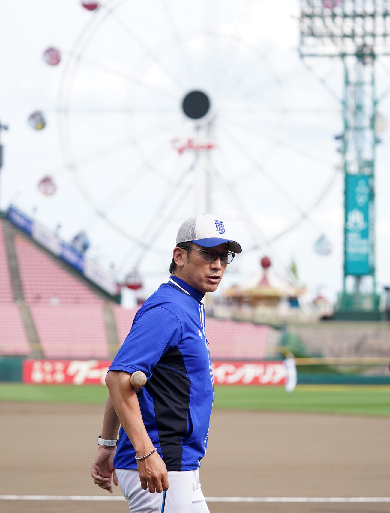 観覧車を背に練習へ向かうDeNA三浦監督（2023年5月30日撮影）