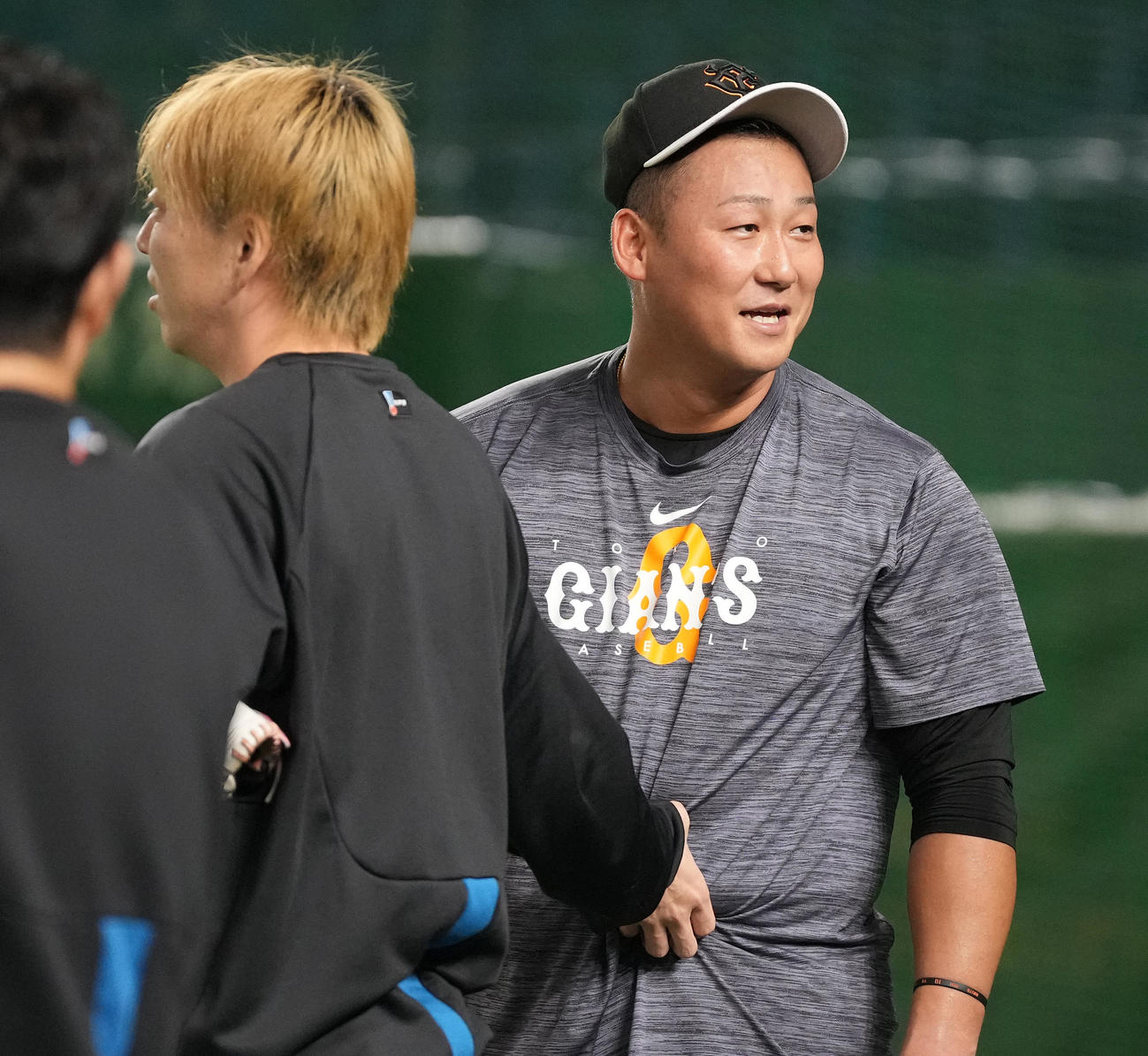 巨人対日本ハム　巨人中田（右）のお腹をつまむ日本ハム宮西（撮影・鈴木みどり）