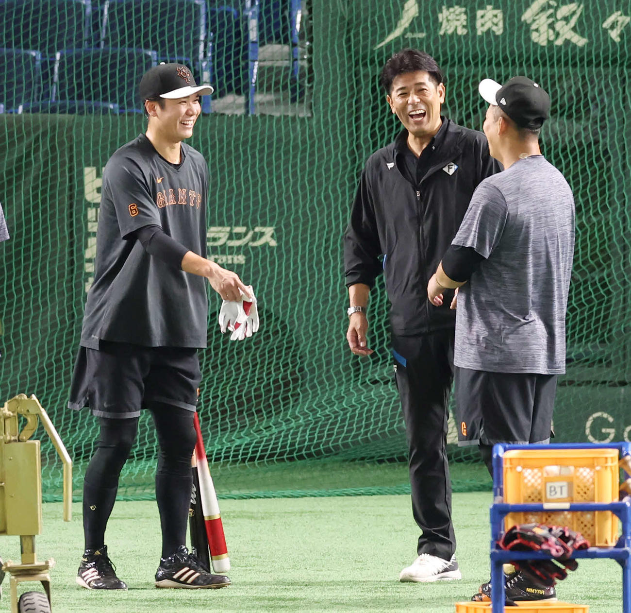 巨人対日本ハム　試合前、日本ハム稲葉ゼネラルマネジャー（中央）と談笑する巨人坂本（左）と中田翔（撮影・宮地輝）
