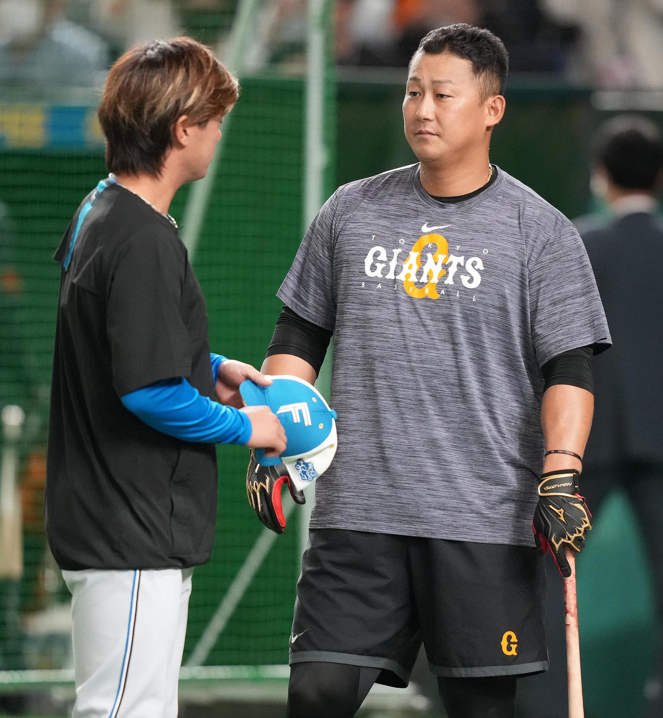 巨人対日本ハム　談笑する巨人中田（右）と日本ハム福田（撮影・鈴木みどり）