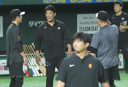 巨人】中田翔が日本ハム宮西におなかつままれながら談笑 古巣ナインと