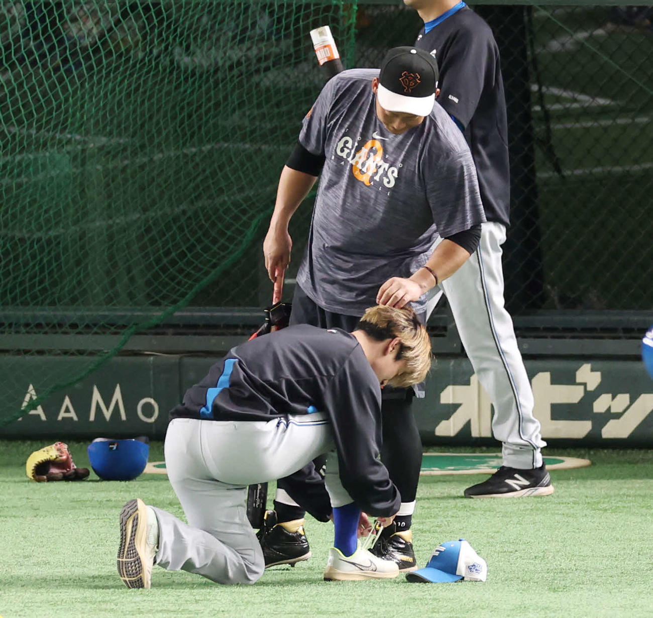 巨人対日本ハム　試合前、日本ハム松本剛（下）の髪を触る巨人中田翔（撮影・宮地輝）