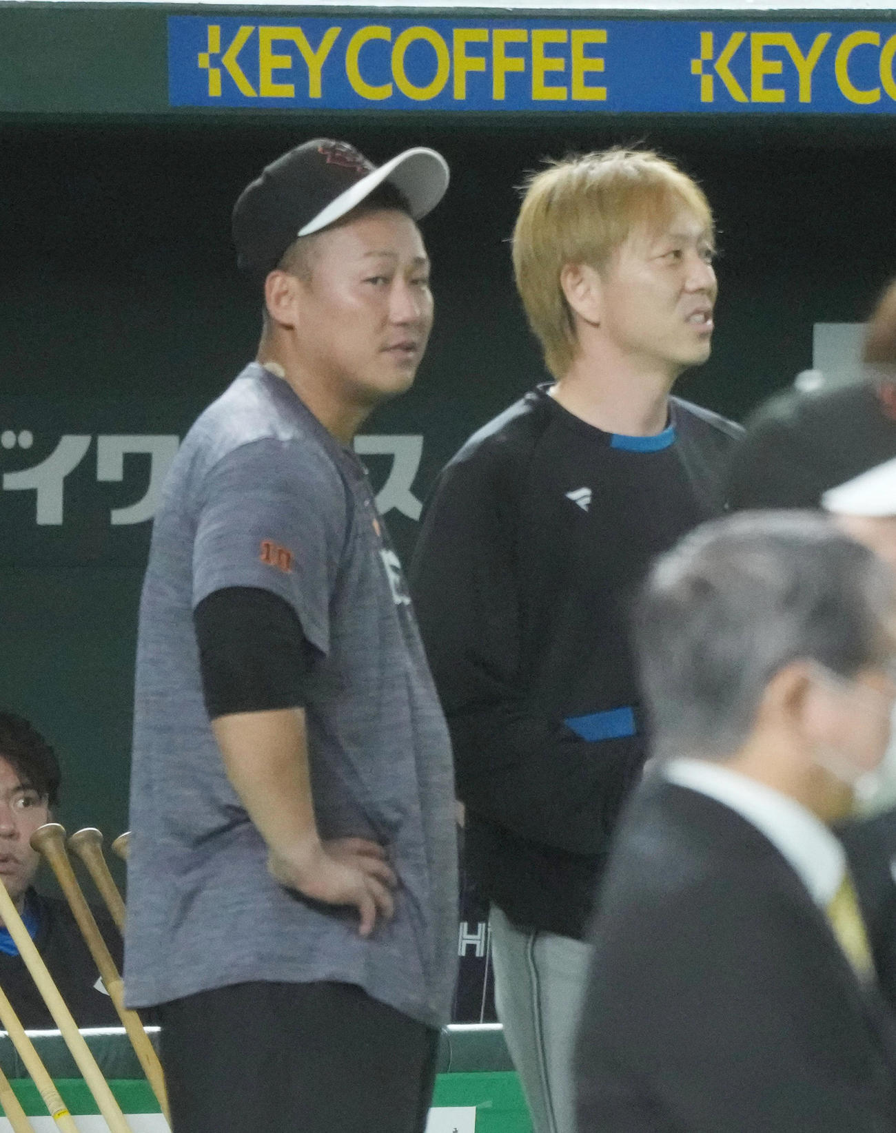 巨人対日本ハム　試合前の練習で談笑する巨人中田翔（左）と日本ハム宮西（撮影・小沢裕）