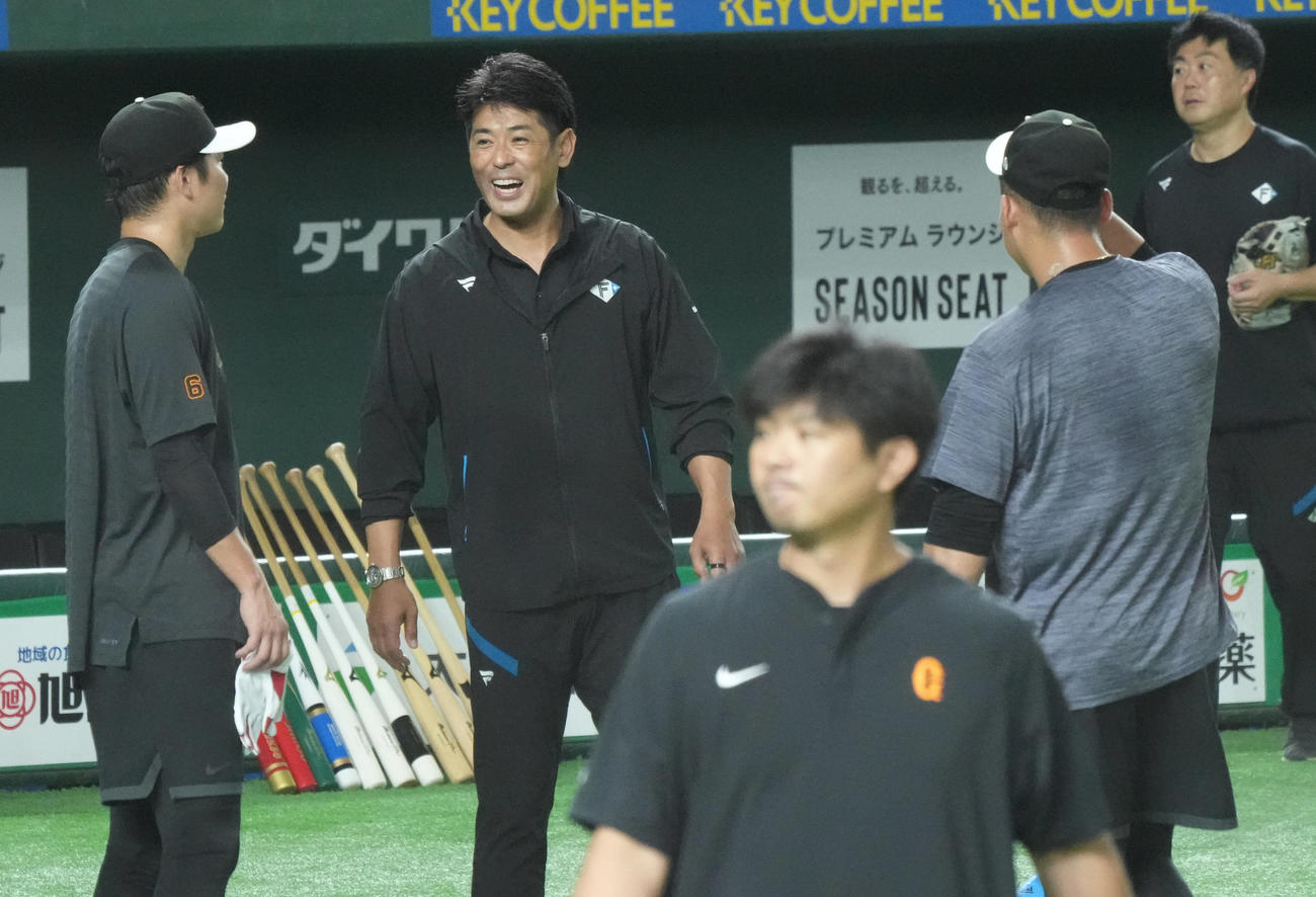 巨人対日本ハム　試合前の練習で巨人坂本（左）、中田翔（右）と談笑する日本ハム稲葉GM（撮影・小沢裕）