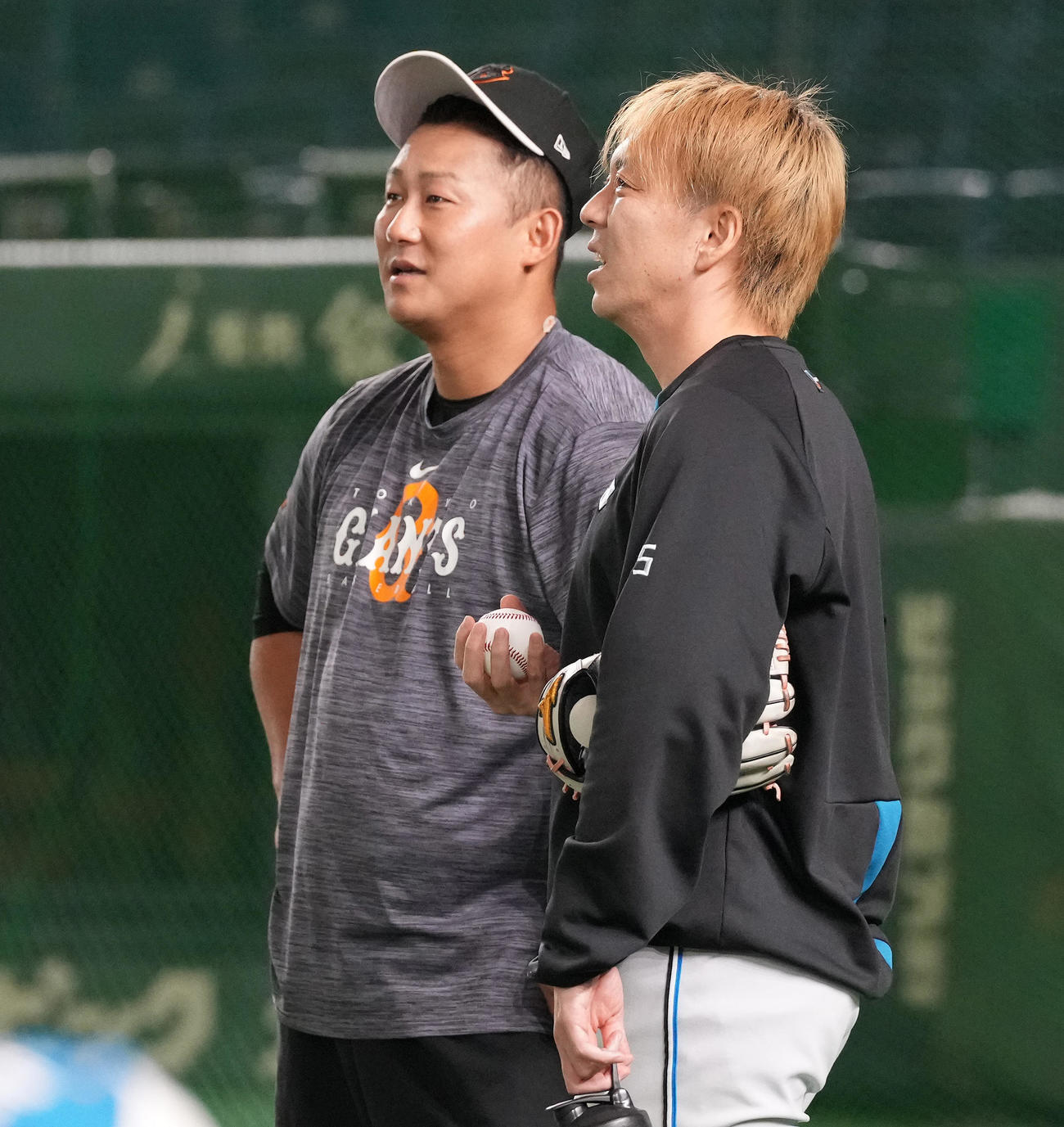 巨人対日本ハム　談笑する巨人中田（左）と日本ハム宮西（撮影・鈴木みどり）