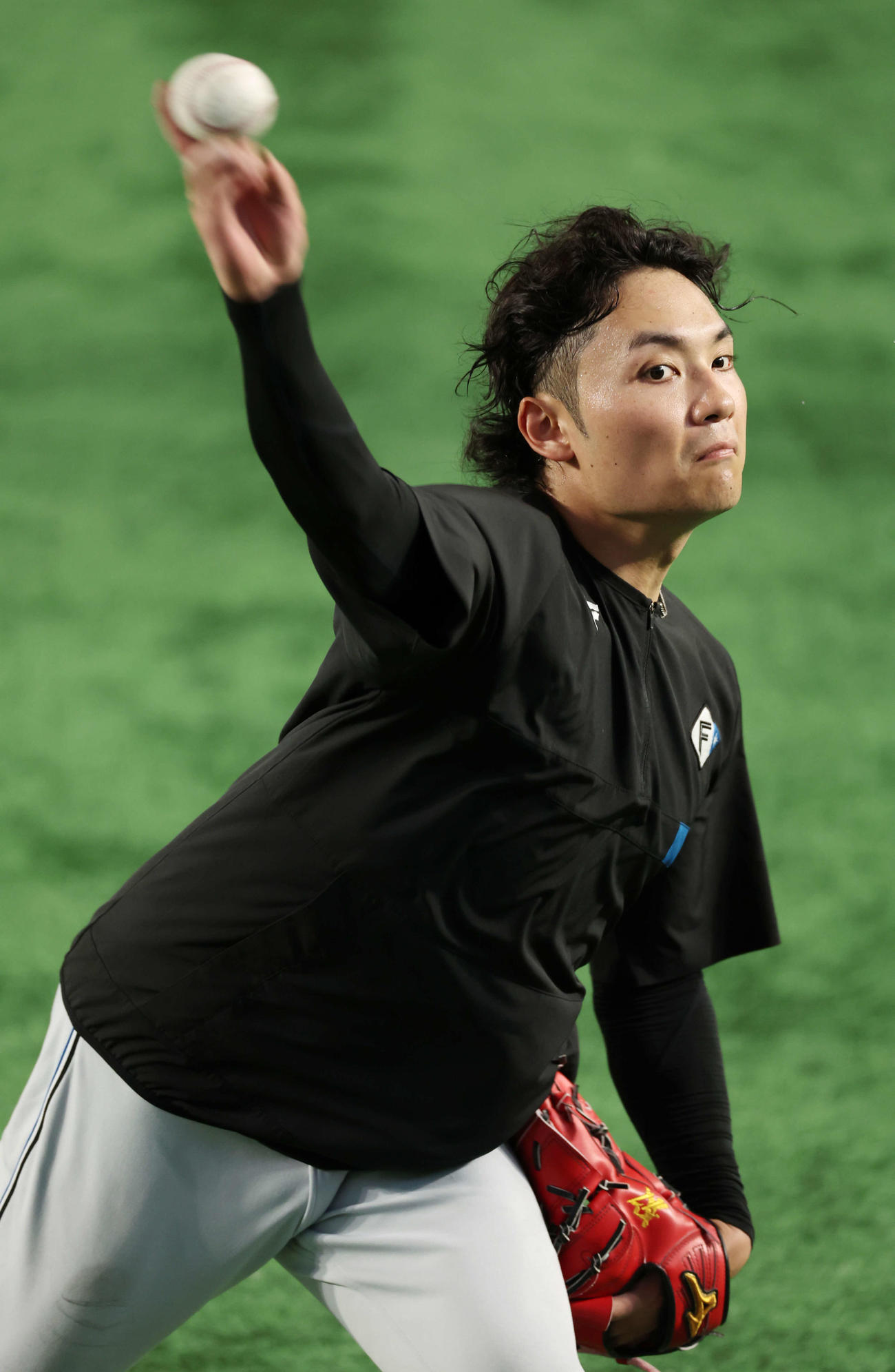 巨人対日本ハム　試合前、ボールを投げる日本ハム伊藤（撮影・宮地輝）